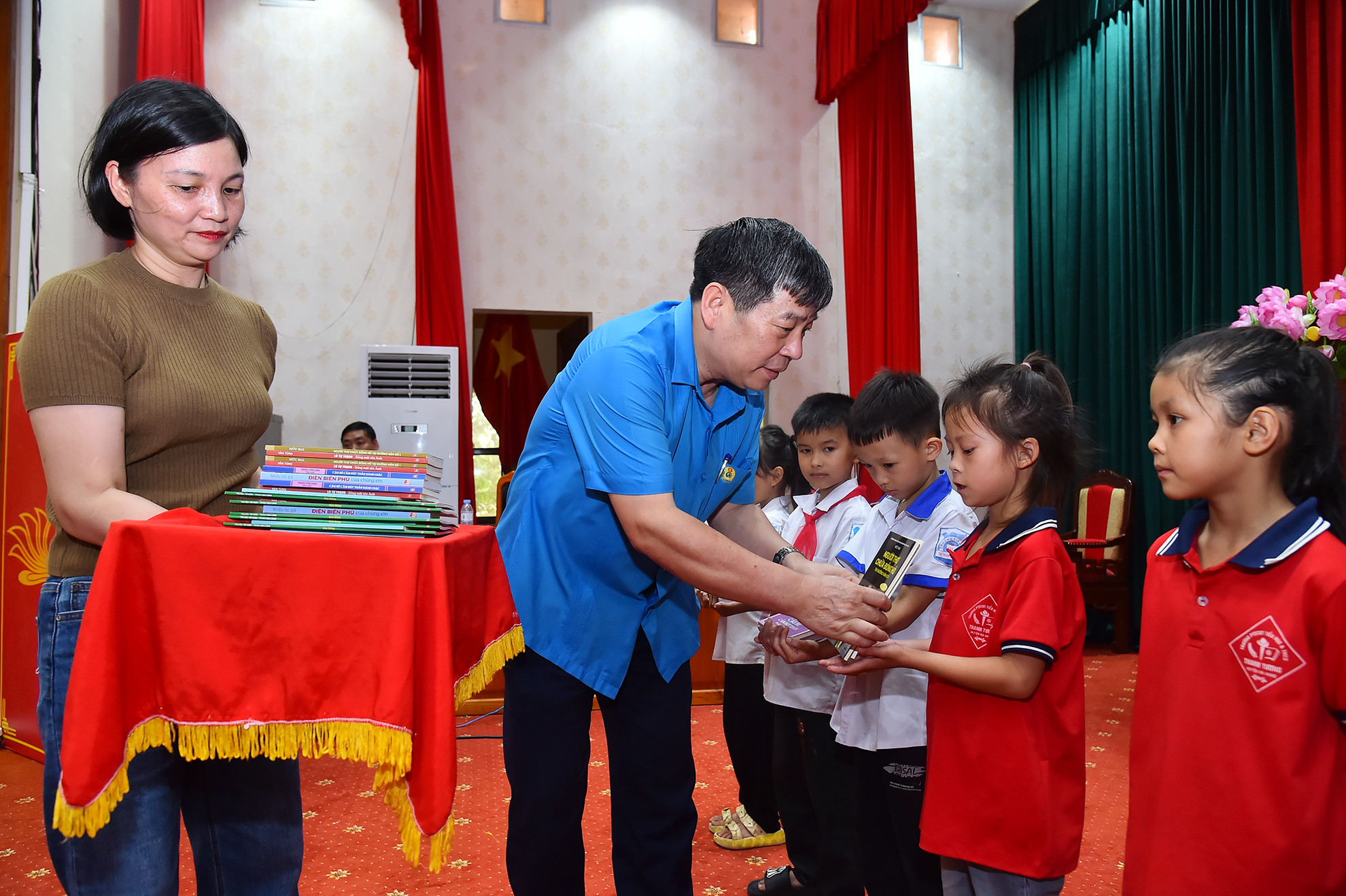 Phó Chủ tịch Thường trực Công đoàn Viên chức Việt Nam Nguyễn Văn Đông trao quà cho các học sinh có ý chí vươn lên hoàn cảnh khó khăn tại huyện Na Hang. Phó Chủ tịch Thường trực Công đoàn Viên chức Việt Nam Nguyễn Văn Đông trao quà cho các học sinh có ý chí vươn lên hoàn cảnh khó khăn tại huyện Na Hang.