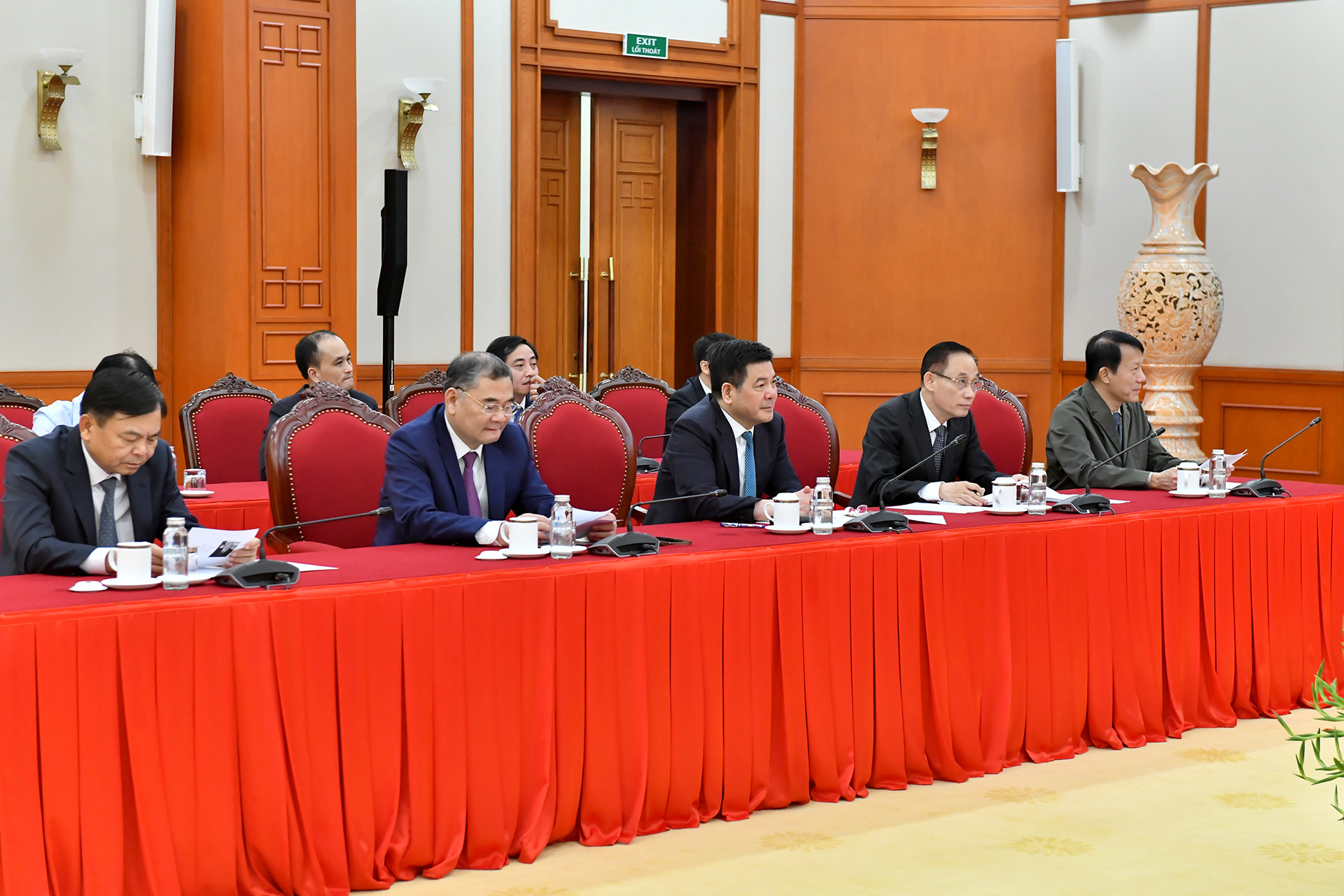 Các đại biểu tham dự cuộc điện đàm.