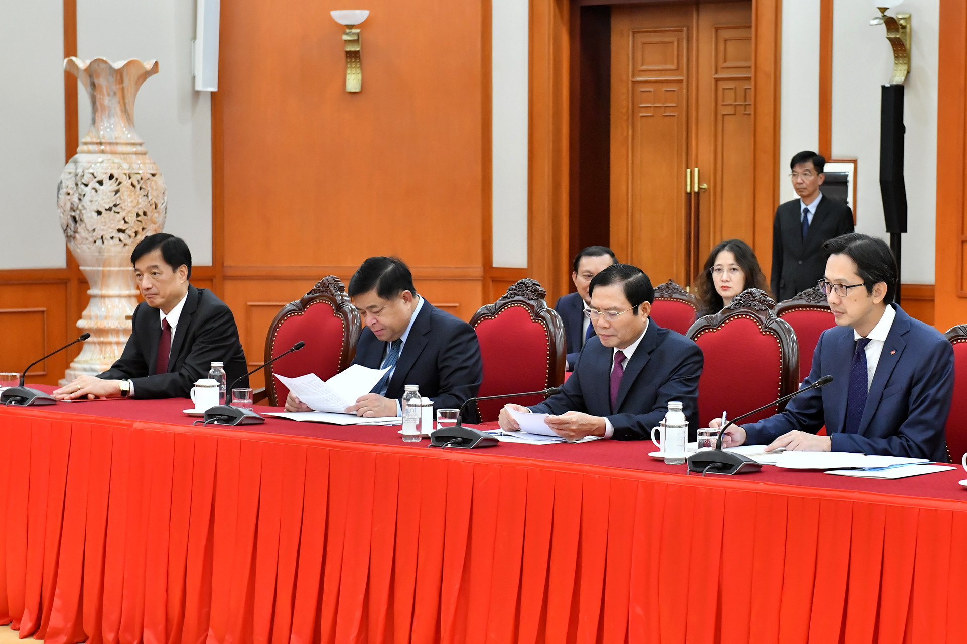 Các đại biểu tham dự cuộc điện đàm.