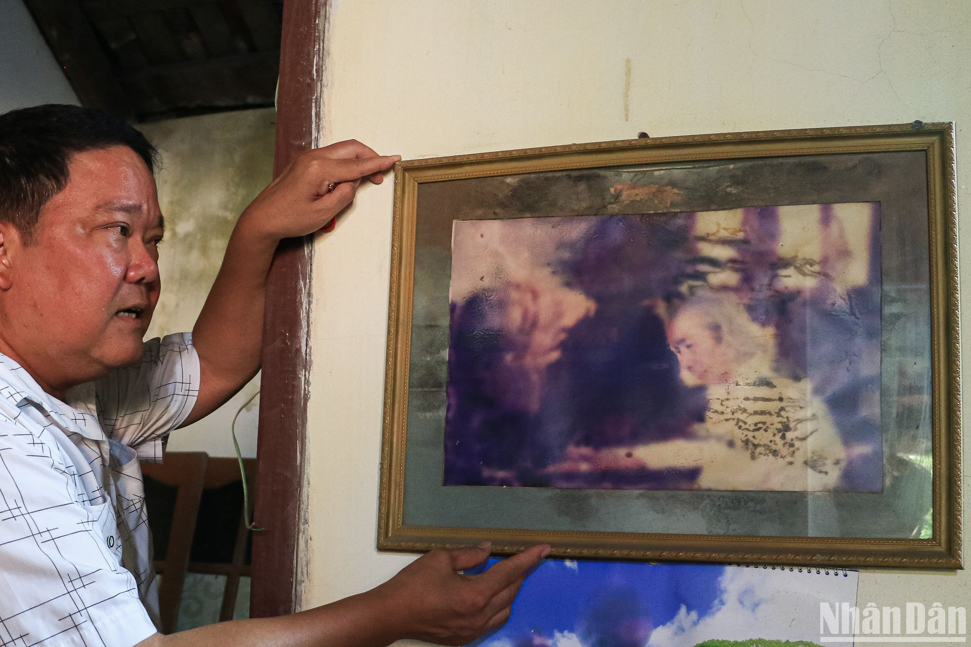 Ngôi nhà gồm ba gian, gian giữa là bệ thờ dòng tộc, cũng là nơi trưng bày những tư liệu, hình ảnh quý gắn liền với di tích. Hình ảnh của nhạc sĩ Văn Cao được đặt trang trọng trong gian chính của căn nhà. Ông Trần Văn Long, Trưởng thôn 1, xã Bát Tràng, huyện Gia Lâm, Hà Nội kể: “Thời điểm đó, đồng chí Văn Cao được phân công làm các tin, bài trên trang 2 của tờ báo Độc Lập. Sau khi nắm cơ bản kỹ thuật viết chữ ngược, ông đã tự tay kẻ khuông nhạc bài hát Tiến quân ca lên bản đá”. Ngôi nhà gồm ba gian, gian giữa là bệ thờ dòng tộc, cũng là nơi trưng bày những tư liệu, hình ảnh quý gắn liền với di tích. Hình ảnh của nhạc sĩ Văn Cao được đặt trang trọng trong gian chính của căn nhà. Ông Trần Văn Long, Trưởng thôn 1, xã Bát Tràng, huyện Gia Lâm, Hà Nội kể: “Thời điểm đó, đồng chí Văn Cao được phân công làm các tin, bài trên trang 2 của tờ báo Độc Lập. Sau khi nắm cơ bản kỹ thuật viết chữ ngược, ông đã tự tay kẻ khuông nhạc bài hát Tiến quân ca lên bản đá”.