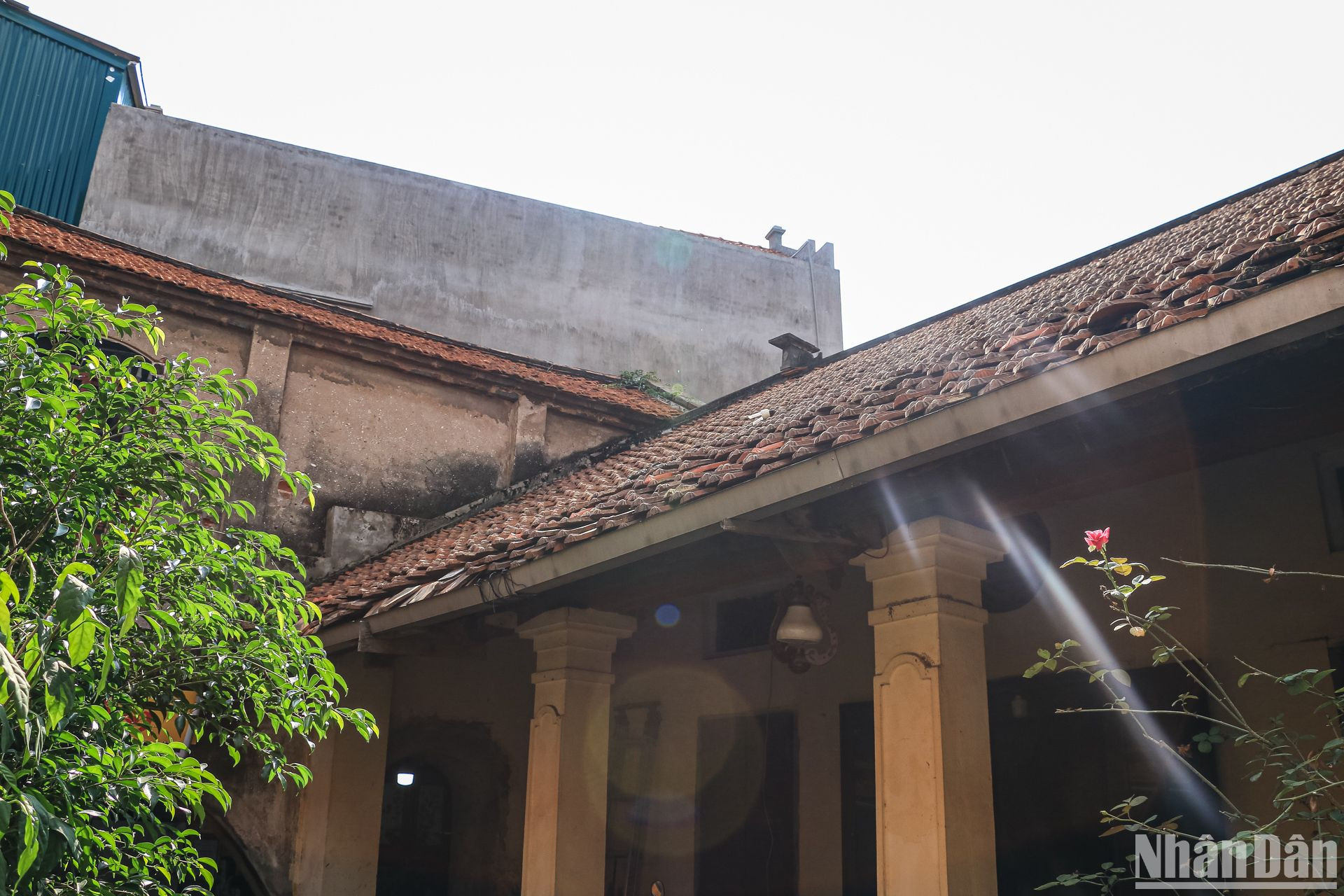 “Cho đến tận bây giờ, mỗi khi nghe những giai điệu từ bài hát Tiến quân ca mà nhạc sĩ Văn Cao viết vang lên, lòng tôi lại ngập tràn cảm xúc. Đó là sự tự hào, là lòng biết ơn và hạnh phúc khi nước nhà độc lập. Đó cũng là niềm yêu mến đối với một bài hát đã trở thành Quốc ca, thể hiện nồng nàn tình yêu nước và sống mãi trong lòng biết bao thế hệ người Việt”, cụ Trần Minh Thu bồi hồi chia sẻ. “Cho đến tận bây giờ, mỗi khi nghe những giai điệu từ bài hát Tiến quân ca mà nhạc sĩ Văn Cao viết vang lên, lòng tôi lại ngập tràn cảm xúc. Đó là sự tự hào, là lòng biết ơn và hạnh phúc khi nước nhà độc lập. Đó cũng là niềm yêu mến đối với một bài hát đã trở thành Quốc ca, thể hiện nồng nàn tình yêu nước và sống mãi trong lòng biết bao thế hệ người Việt”, cụ Trần Minh Thu bồi hồi chia sẻ.