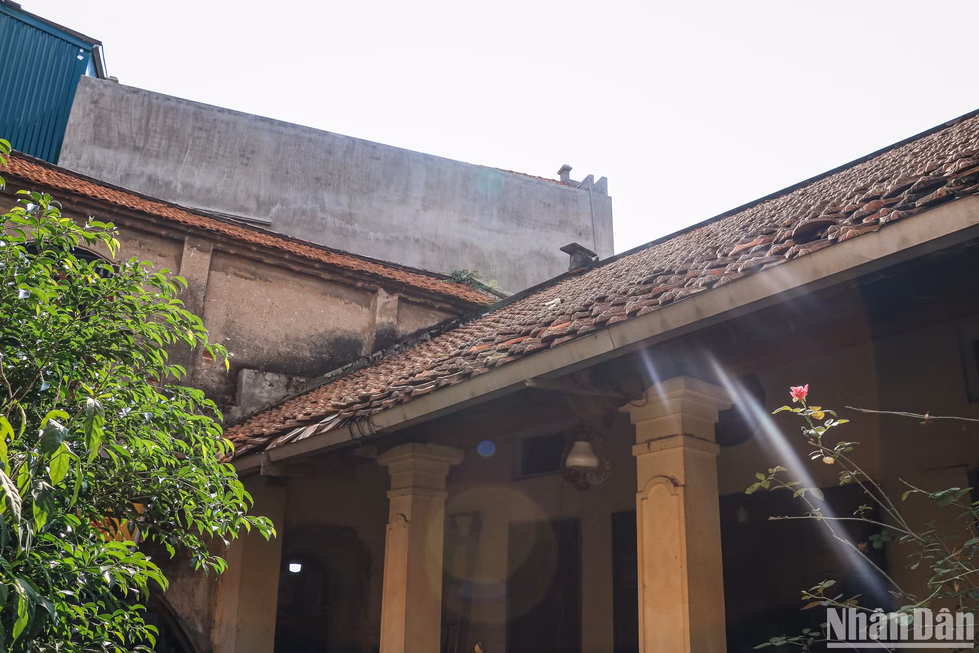 “Cho đến tận bây giờ, mỗi khi nghe những giai điệu từ bài hát Tiến quân ca mà nhạc sĩ Văn Cao viết vang lên, lòng tôi lại ngập tràn cảm xúc. Đó là sự tự hào, là lòng biết ơn và hạnh phúc khi nước nhà độc lập. Đó cũng là niềm yêu mến đối với một bài hát đã trở thành Quốc ca, thể hiện nồng nàn tình yêu nước và sống mãi trong lòng biết bao thế hệ người Việt”, cụ Trần Minh Thu bồi hồi chia sẻ.