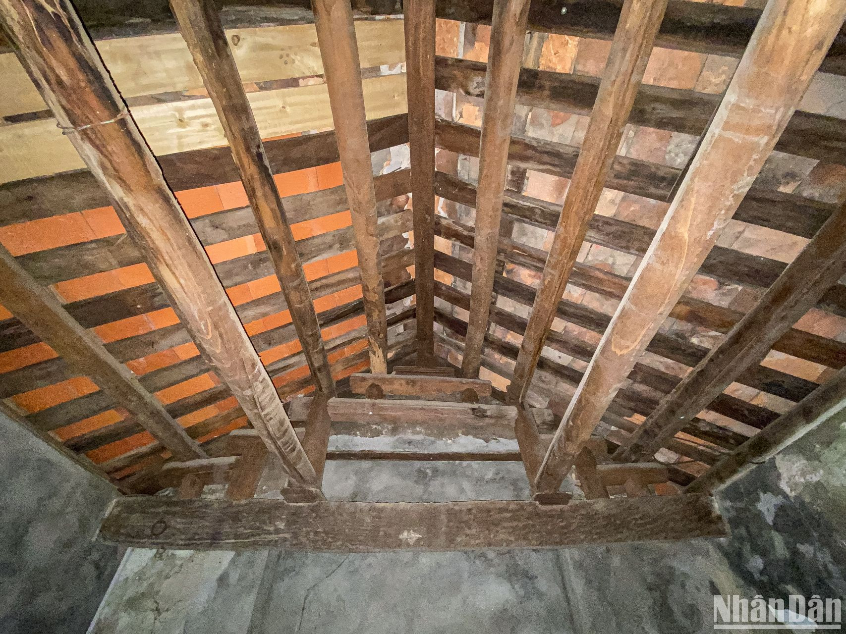 Riêng phần mái làm bằng khung gỗ và lợp ngói vẫn giữ được độ chắc chắn. Riêng phần mái làm bằng khung gỗ và lợp ngói vẫn giữ được độ chắc chắn.