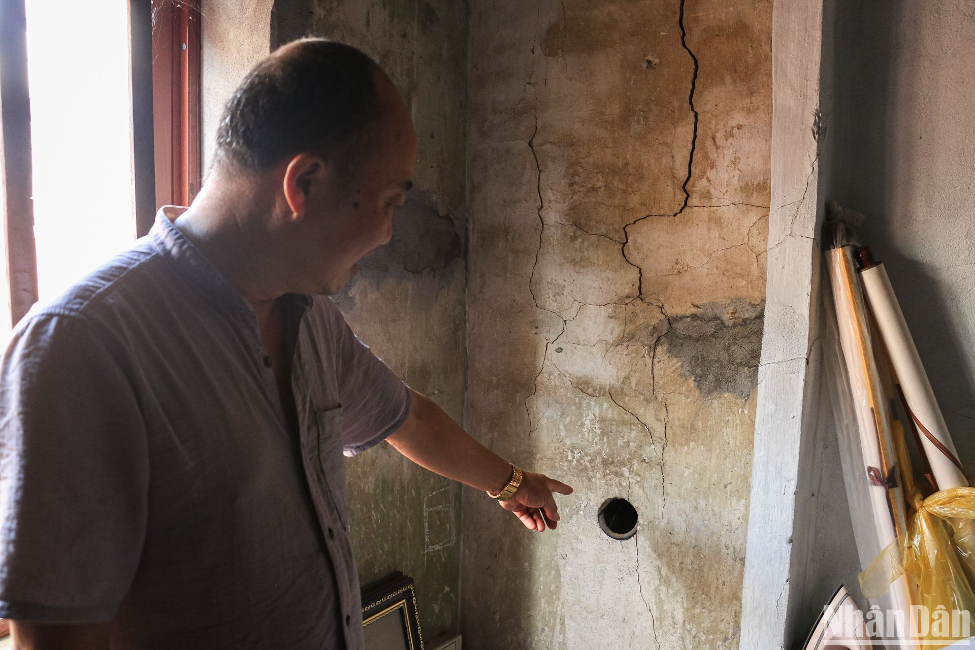 Trong thời kỳ kháng chiến, để bảo đảm mọi hoạt động diễn ra thật kín kẽ, nhạc sĩ Văn Cao và đồng đội chỉ được phép di chuyển trên tầng gác xép nhỏ. Chiếc lỗ dùng để thải các chất thải trong sinh hoạt hằng ngày của họ vẫn được giữ nguyên. Trong điều kiện khắc nghiệt ấy, họ đã cùng nhau chịu đói, chịu rét, làm việc cả ngày lẫn đêm, không quản hiểm nguy để hoàn thành các bản in, bảo đảm các số báo xuất bản theo đúng kế hoạch. Trong thời kỳ kháng chiến, để bảo đảm mọi hoạt động diễn ra thật kín kẽ, nhạc sĩ Văn Cao và đồng đội chỉ được phép di chuyển trên tầng gác xép nhỏ. Chiếc lỗ dùng để thải các chất thải trong sinh hoạt hằng ngày của họ vẫn được giữ nguyên. Trong điều kiện khắc nghiệt ấy, họ đã cùng nhau chịu đói, chịu rét, làm việc cả ngày lẫn đêm, không quản hiểm nguy để hoàn thành các bản in, bảo đảm các số báo xuất bản theo đúng kế hoạch.