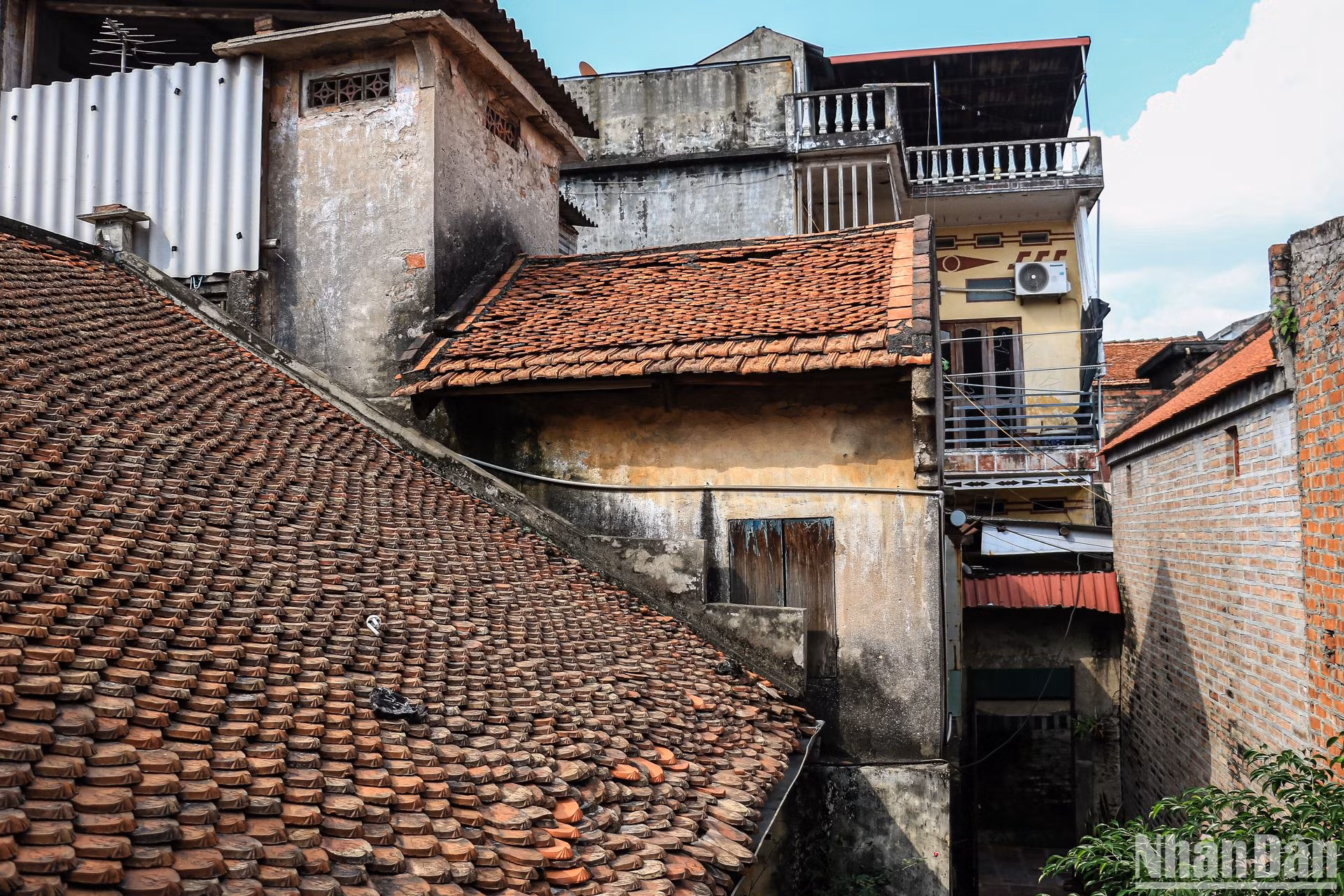 Thuở ấy, đứng ở cửa sổ của căn gác, người ta có thể phóng tầm nhìn từ những nếp nhà liền kề nhau ra đến tận bờ sông Hồng. Ðây là vị trí thuận lợi cho hoạt động cách mạng. Bởi chung quanh toàn là nhà cửa san sát, nhưng phía trước lại là cánh đồng ngô, đằng sau là bãi đất trống, hướng ra đường lớn, thuận tiện cho việc liên lạc và đi lại.