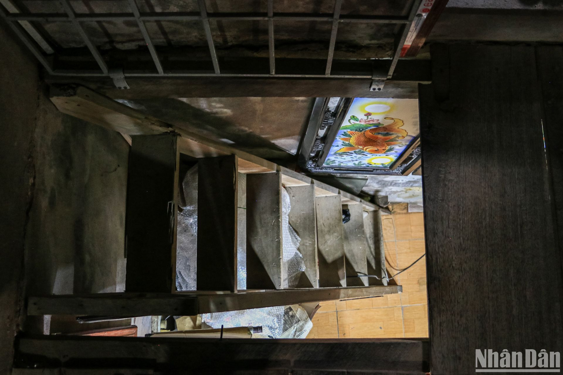 Để đến căn gác xép - nơi nhạc sĩ Văn Cao từng ngồi làm việc, chúng tôi phải leo trên chiếc thang gỗ nhỏ và đội nắp khung sắt chui lên. Miệng nắp thang có chiều rộng khoảng 0,8m, chiều dài hơn 1,5m, chỉ vừa đủ cho một người di chuyển. Để đến căn gác xép - nơi nhạc sĩ Văn Cao từng ngồi làm việc, chúng tôi phải leo trên chiếc thang gỗ nhỏ và đội nắp khung sắt chui lên. Miệng nắp thang có chiều rộng khoảng 0,8m, chiều dài hơn 1,5m, chỉ vừa đủ cho một người di chuyển.