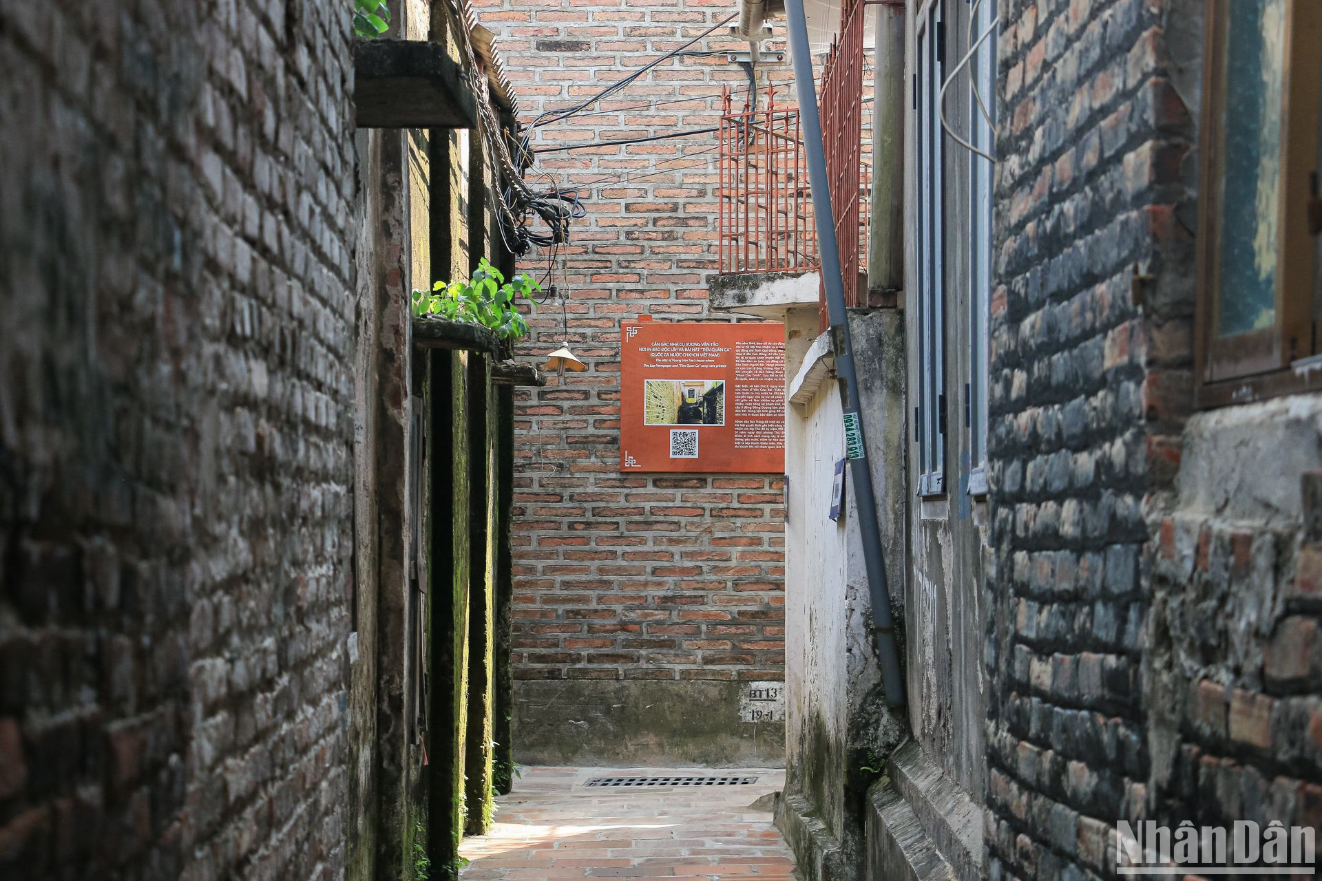 Trong con ngõ dài và hẹp, cơ sở in Phan Chu Trinh nằm khuất lấp sau những dãy nhà. Đường vào nhà in vừa được chính quyền địa phương lát gạch, sửa sang khang trang và sạch sẽ. Ngày 5/8/2005, Ủy ban nhân dân thành phố Hà Nội đã ban hành Quyết định số 5563/QĐ-UB, công nhận nhà in này là Di tích cách mạng, kháng chiến. Trong con ngõ dài và hẹp, cơ sở in Phan Chu Trinh nằm khuất lấp sau những dãy nhà. Đường vào nhà in vừa được chính quyền địa phương lát gạch, sửa sang khang trang và sạch sẽ. Ngày 5/8/2005, Ủy ban nhân dân thành phố Hà Nội đã ban hành Quyết định số 5563/QĐ-UB, công nhận nhà in này là Di tích cách mạng, kháng chiến.