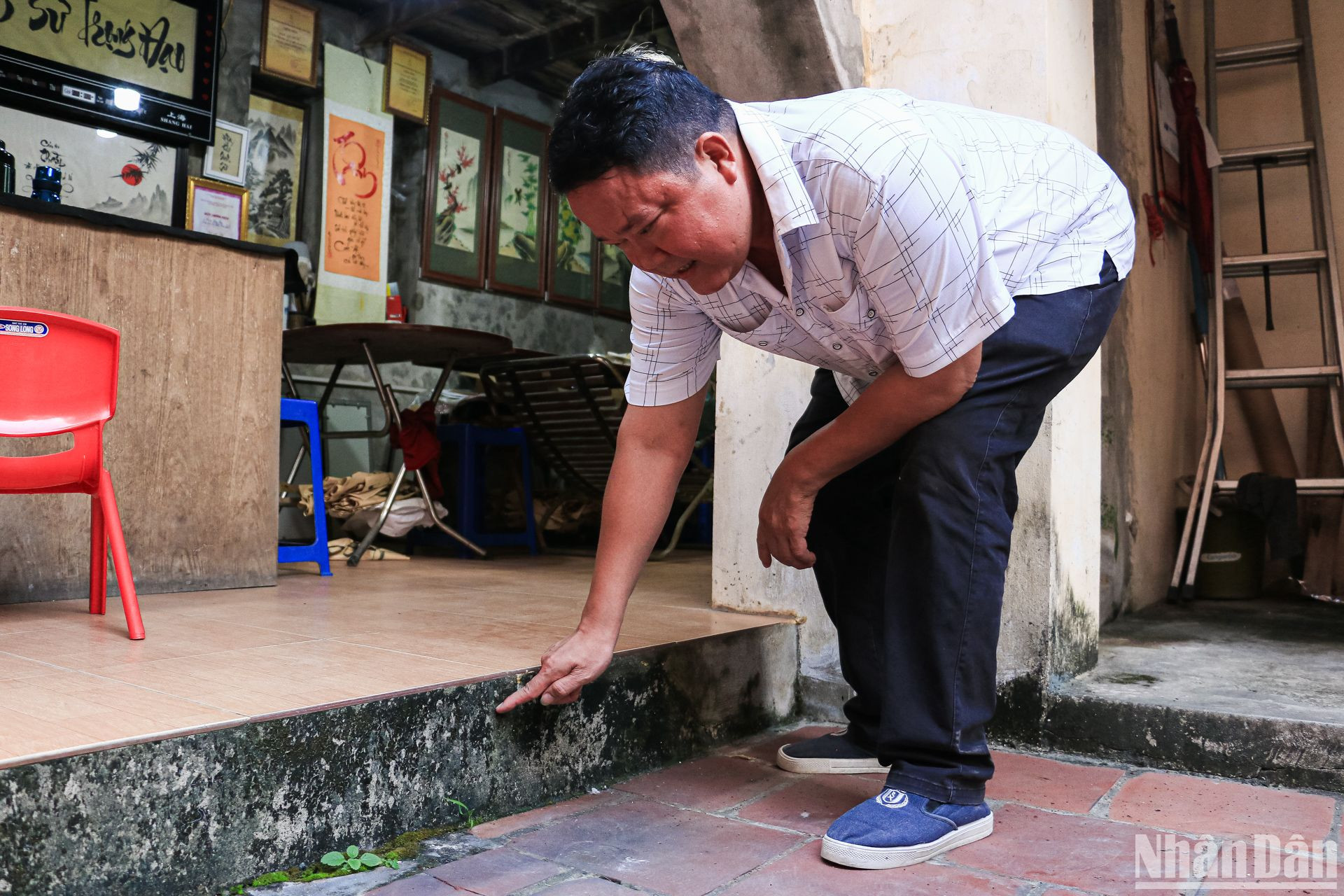 Chịu trách nhiệm quản lý di tích, ông Trần Văn Long cho hay, từ năm 2005 đến nay, ngôi nhà đã trải qua 3 lần nâng nền. Nền mới được nâng cao hơn nền cũ khoảng 25cm. Chịu trách nhiệm quản lý di tích, ông Trần Văn Long cho hay, từ năm 2005 đến nay, ngôi nhà đã trải qua 3 lần nâng nền. Nền mới được nâng cao hơn nền cũ khoảng 25cm.