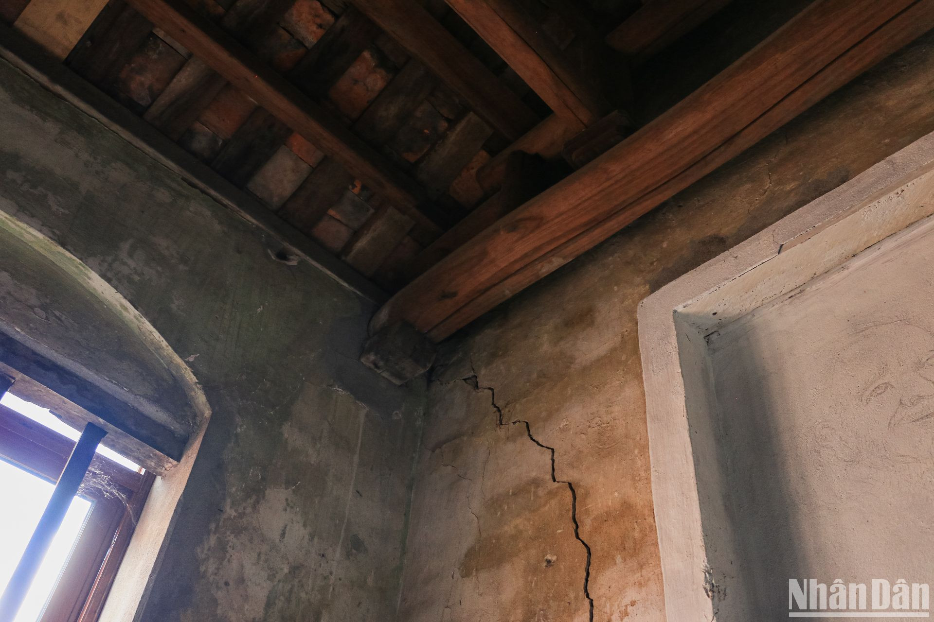 Phần tường nhà trên căn gác xép cũng không tránh khỏi việc nứt nẻ dù đã trải qua nhiều lần cải tạo, sơn sửa. Phần tường nhà trên căn gác xép cũng không tránh khỏi việc nứt nẻ dù đã trải qua nhiều lần cải tạo, sơn sửa.