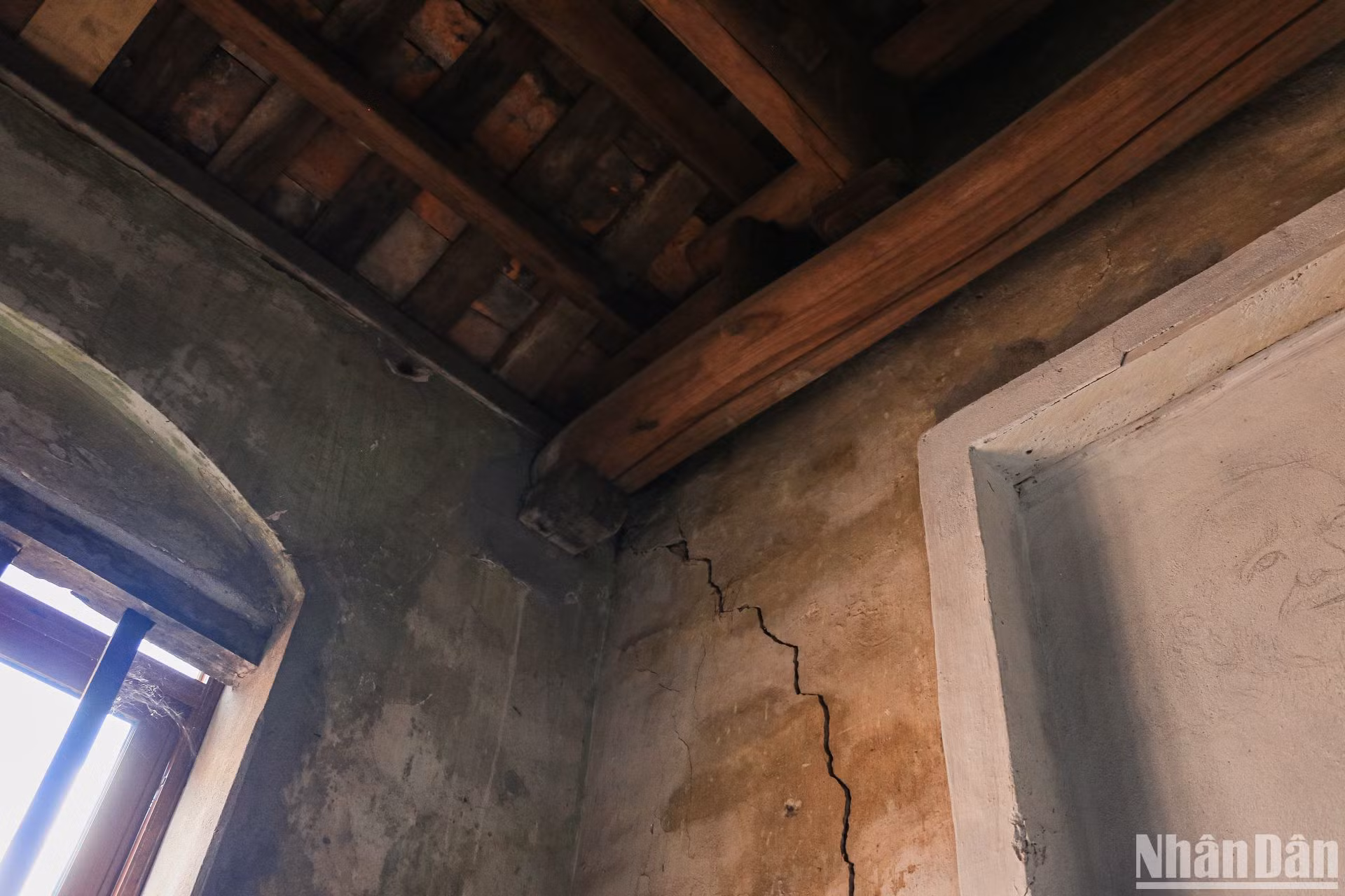 Phần tường nhà trên căn gác xép cũng không tránh khỏi việc nứt nẻ dù đã trải qua nhiều lần cải tạo, sơn sửa.
