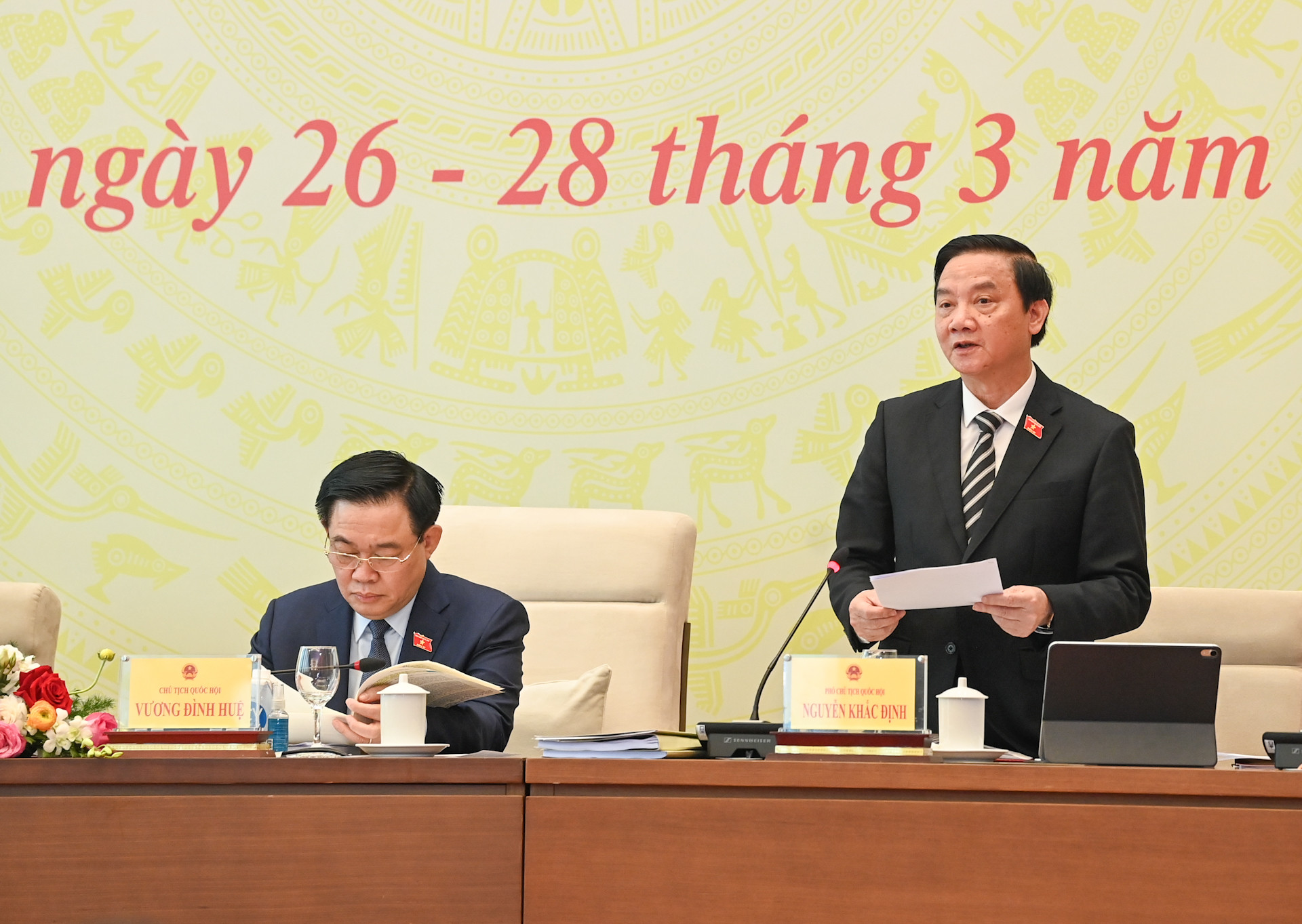 Phó Chủ tịch Quốc hội Nguyễn Khắc Định điều hành nội dung thảo luận dự án Luật Thủ đô (sửa đổi).