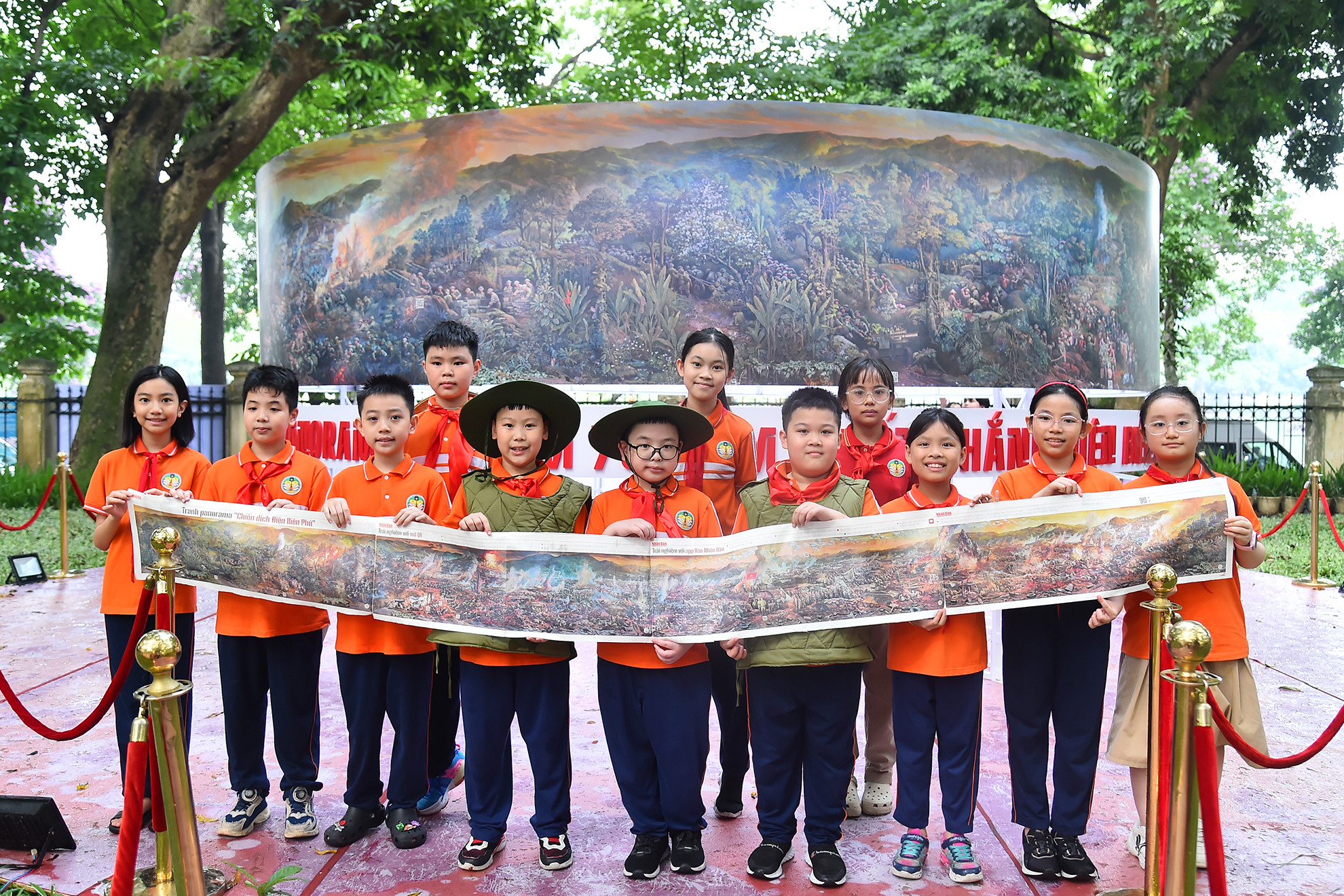 Các em cũng chụp ảnh check-in cùng bức tranh và đăng tải lên mạng xã hội với hashtag #chienthangdienbienphu #dienbienphu.