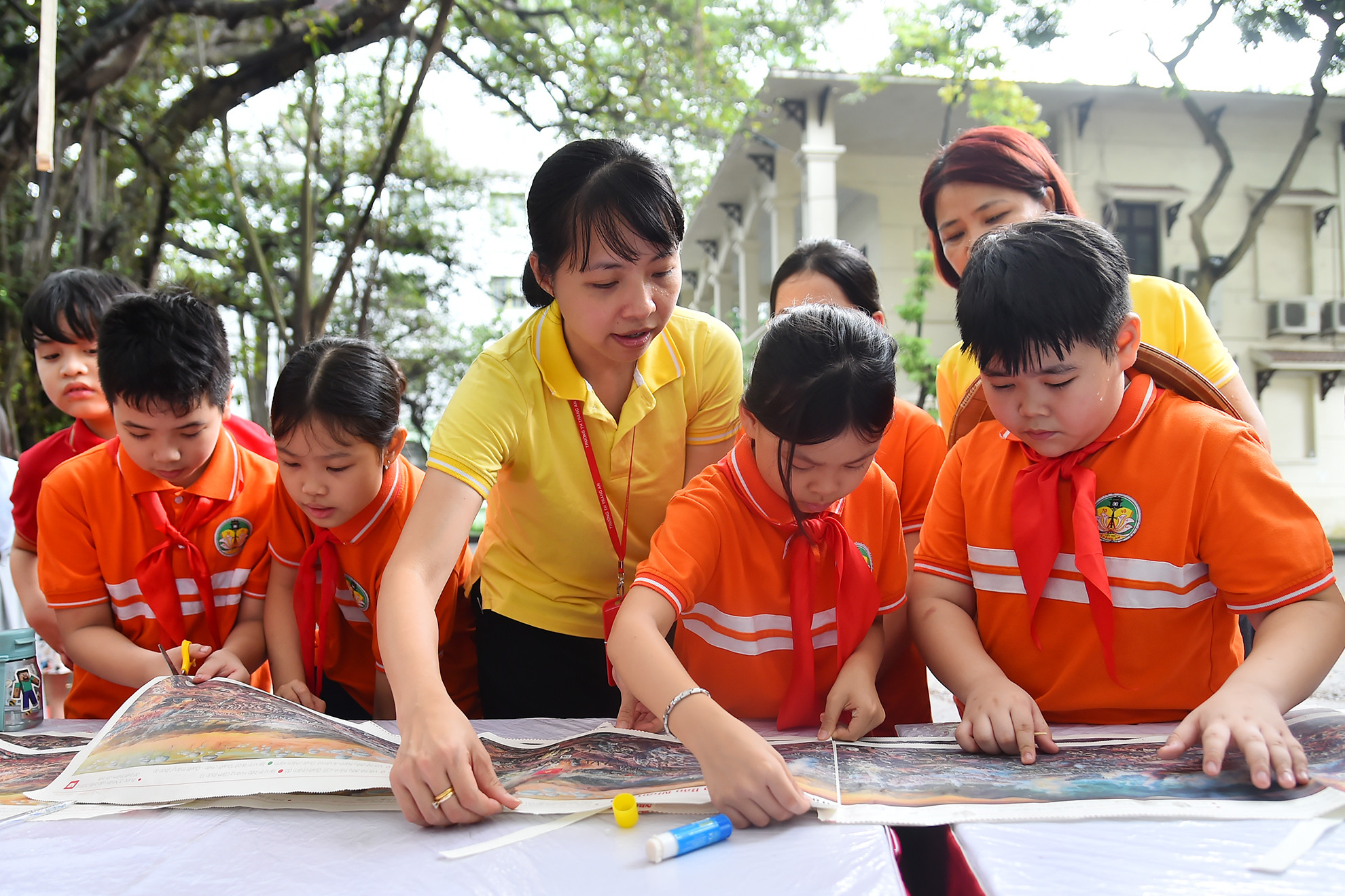Học sinh có thể cắt các trang báo, ghép thành bức tranh panorama “Chiến dịch Điện Biên Phủ” dài tới 3,21m rồi treo trong lớp học, phòng truyền thống của nhà trường.