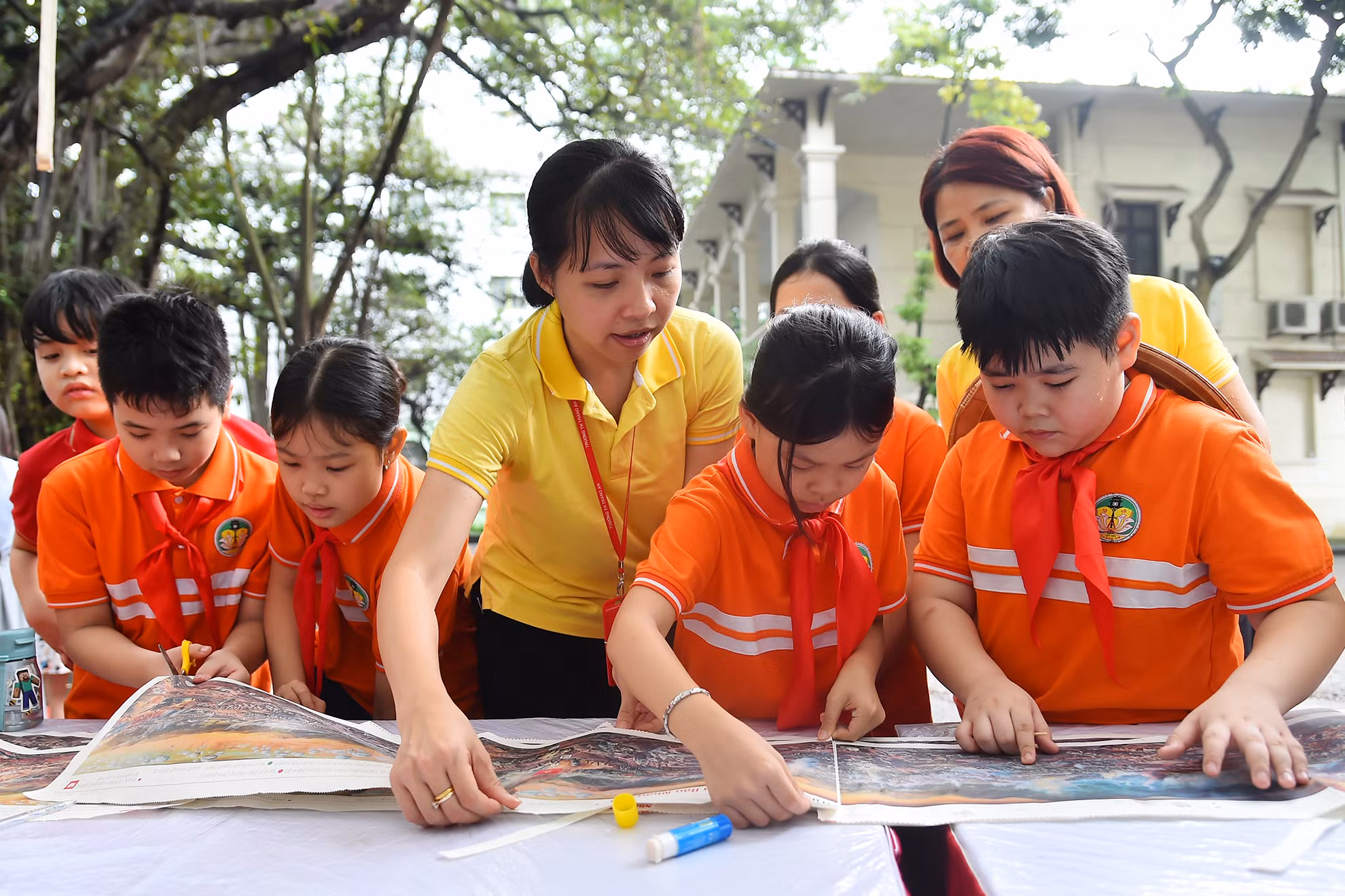 Học sinh có thể cắt các trang báo, ghép thành bức tranh panorama “Chiến dịch Điện Biên Phủ” dài tới 3,21m rồi treo trong lớp học, phòng truyền thống của nhà trường.