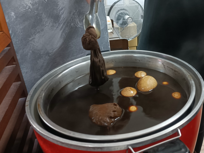 Trứng sẽ được luộc sơ, đập nhẹ dập vỏ, sau đó cho vào nồi hầm cùng trà đen, xì dầu, quế, hoa hồi. Thời gian hầm tối thiểu hai tiếng và có thể lên đến 6 tiếng. Thời gian hầm càng lâu, trứng càng ngấm vị và đậm màu.