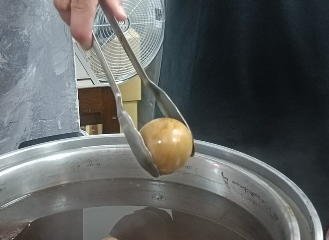 Trứng sau khi hầm đượm mùi trà, quế, hồi, ăn rất thơm ngon.