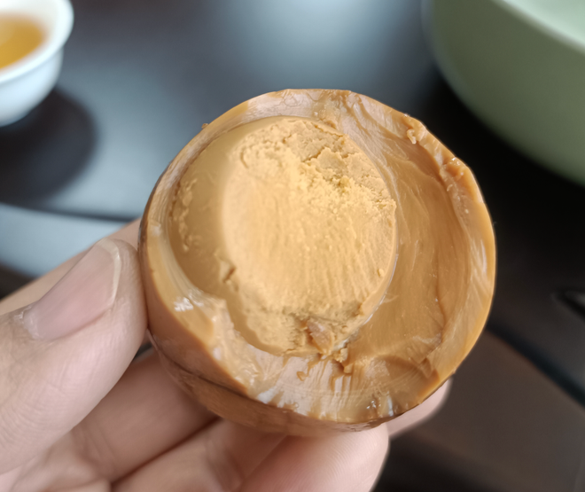 Trứng ngấm xì dầu, trà, quế, hồi khi được hầm khoảng 6, 7 tiếng.