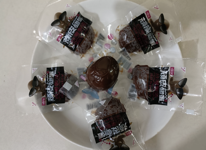 Trứng hầm trà xì dầu còn được chế biến, đóng gói hút chân không như một món ăn vặt tiện lợi để quý khách có thể mang về làm quà.