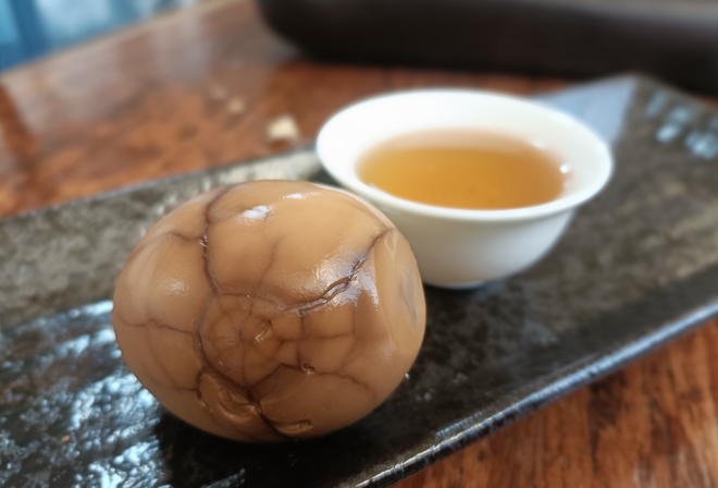 Lòng trắng trứng sau khi hầm sẽ nổi vân đá rất đẹp.