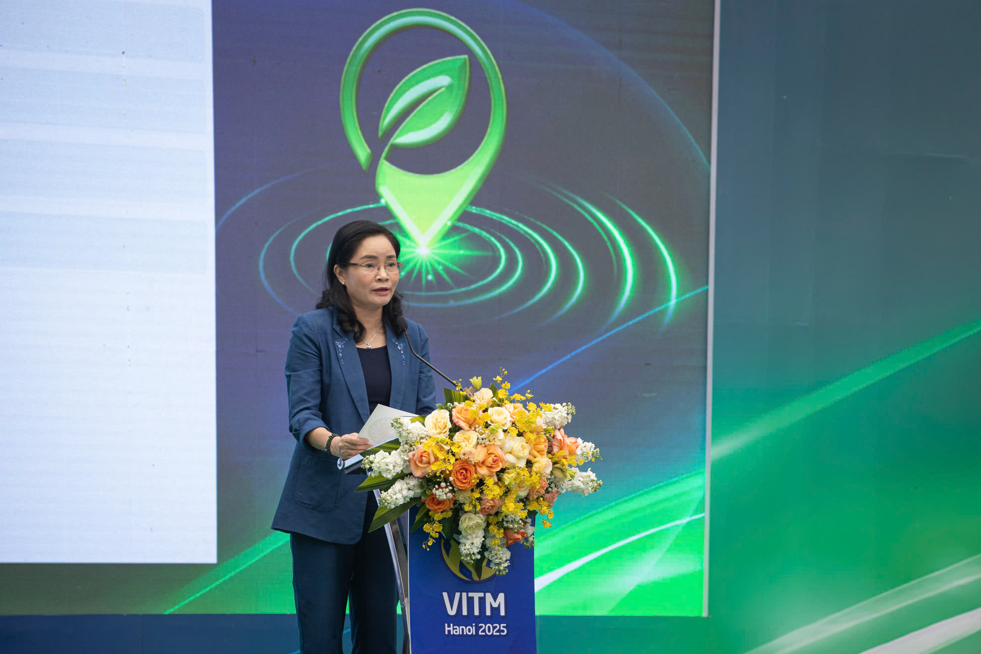 Thứ trưởng Văn hóa, Thể thao và Du lịch Trịnh Thị Thủy đánh giá chủ đề của hội chợ năm nay thể hiện quyết tâm cao, nỗ lực lớn của hiệp hội và các doanh nghiệp du lịch Việt Nam trong việc triển khai chiến lược chuyển đổi xanh. Thứ trưởng Văn hóa, Thể thao và Du lịch Trịnh Thị Thủy đánh giá chủ đề của hội chợ năm nay thể hiện quyết tâm cao, nỗ lực lớn của hiệp hội và các doanh nghiệp du lịch Việt Nam trong việc triển khai chiến lược chuyển đổi xanh.