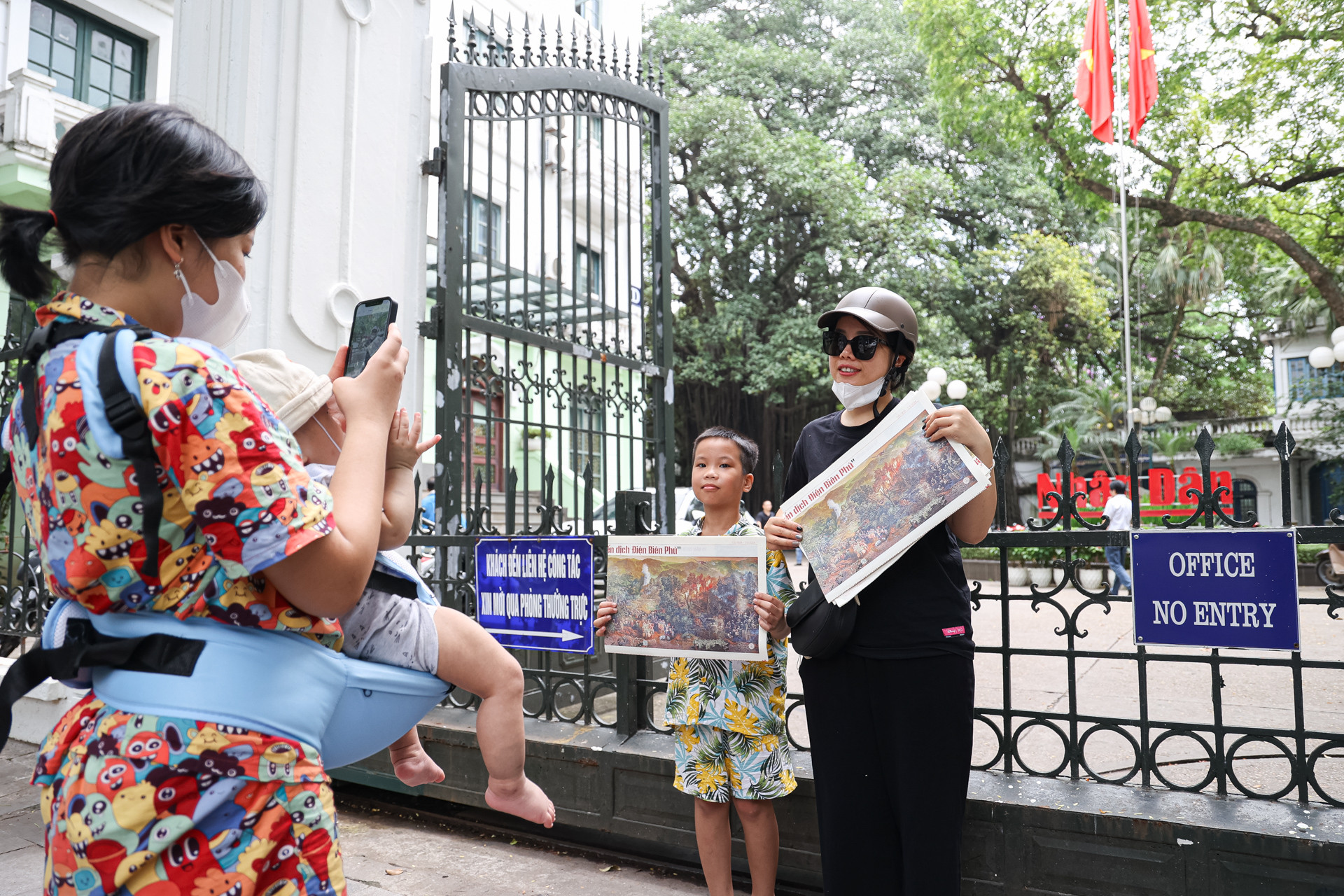 Cầm trên tay bức tranh panorama “Chiến dịch Điện Biên Phủ”, độc giả không quên chụp hình lưu niệm trước Trụ sở Báo Nhân Dân.