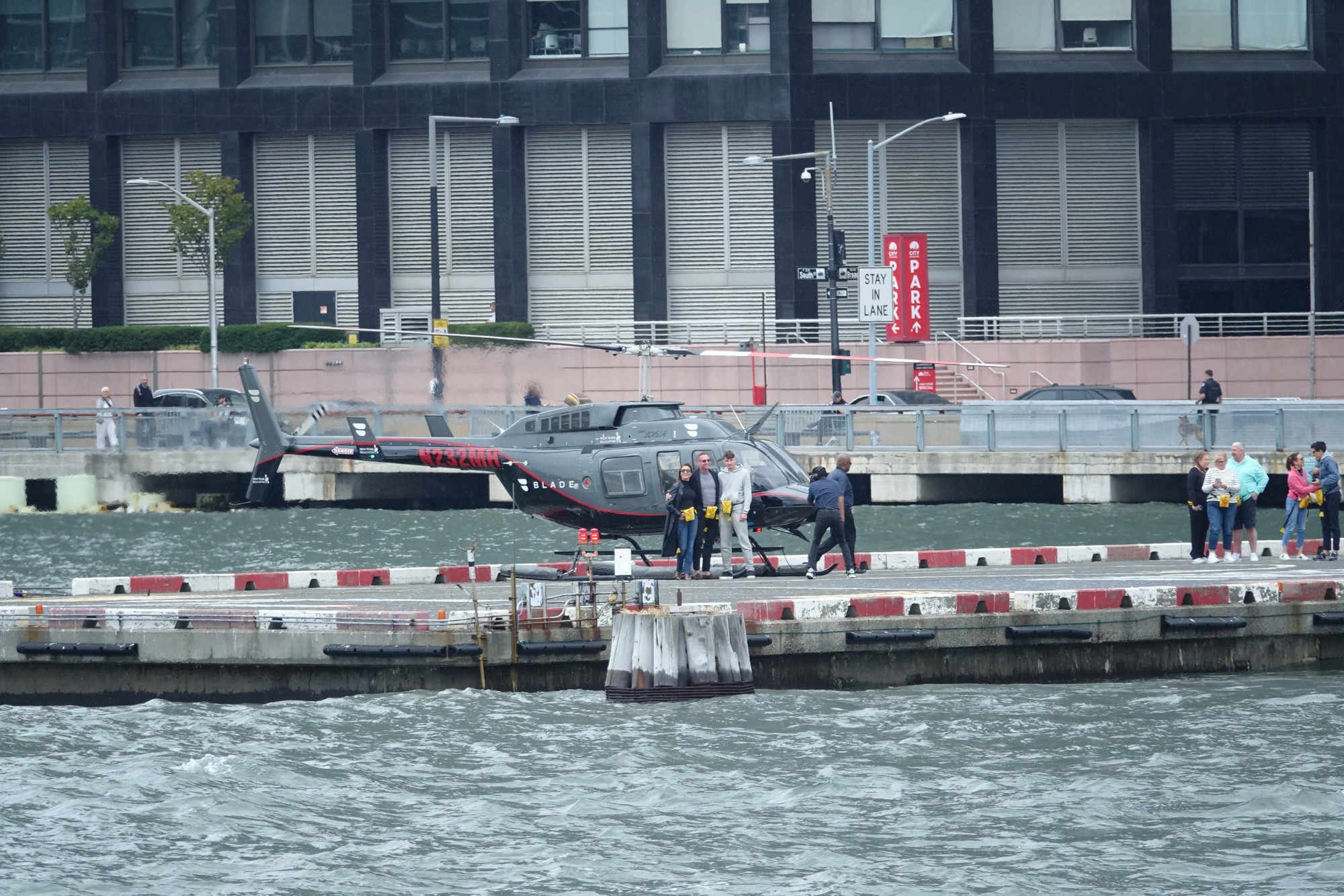 Taxi bay có thể soán ngôi trực thăng cho mục đích tham quan chặng ngắn của du khách. (Ảnh: HARRY HANG)