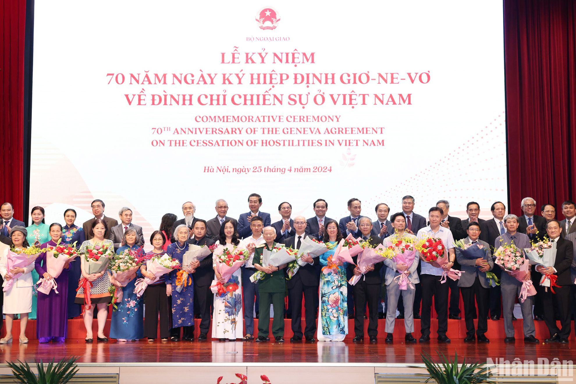 Trưởng Ban Đối ngoại Trung ương Lê Hoài Trung và Phó Thủ tướng Trần Lưu Quang tặng hoa, chúc mừng đại diện gia đình cán bộ tham gia phục vụ Hội nghị Geneve tại Lễ kỷ niệm.