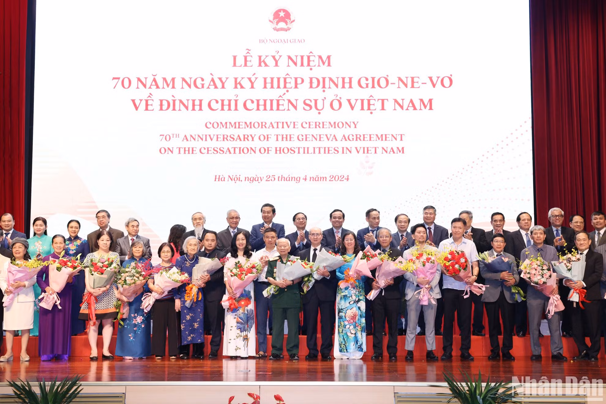 Trưởng Ban Đối ngoại Trung ương Lê Hoài Trung và Phó Thủ tướng Trần Lưu Quang tặng hoa, chúc mừng đại diện gia đình cán bộ tham gia phục vụ Hội nghị Geneve tại Lễ kỷ niệm.