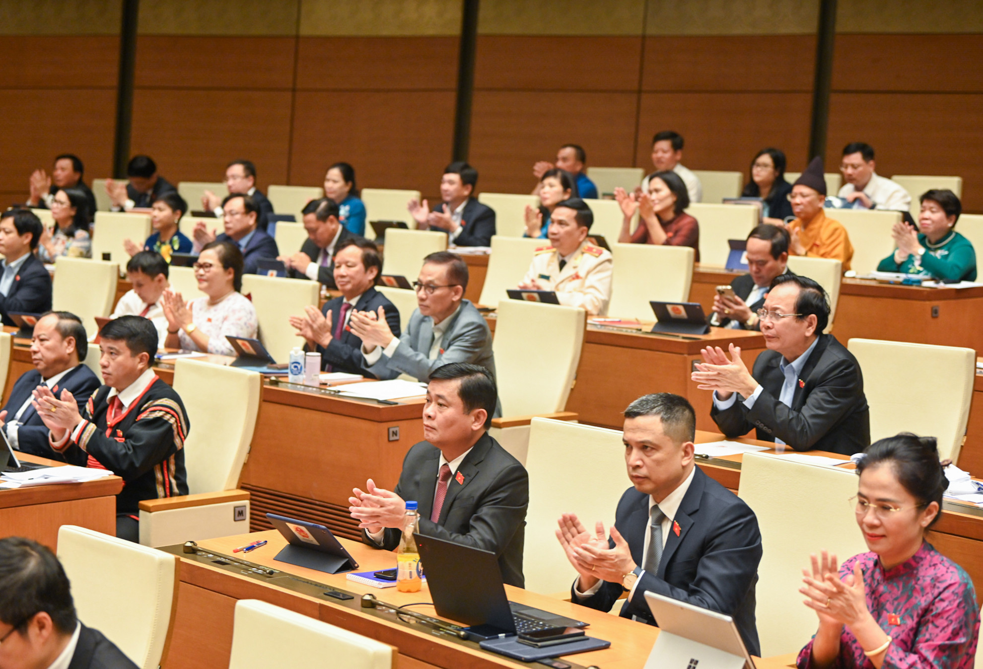 Các đại biểu Quốc hội chúc mừng Chủ tịch Quốc hội Trần Thanh Mẫn sau lễ tuyên thệ nhậm chức. Các đại biểu Quốc hội chúc mừng Chủ tịch Quốc hội Trần Thanh Mẫn sau lễ tuyên thệ nhậm chức.