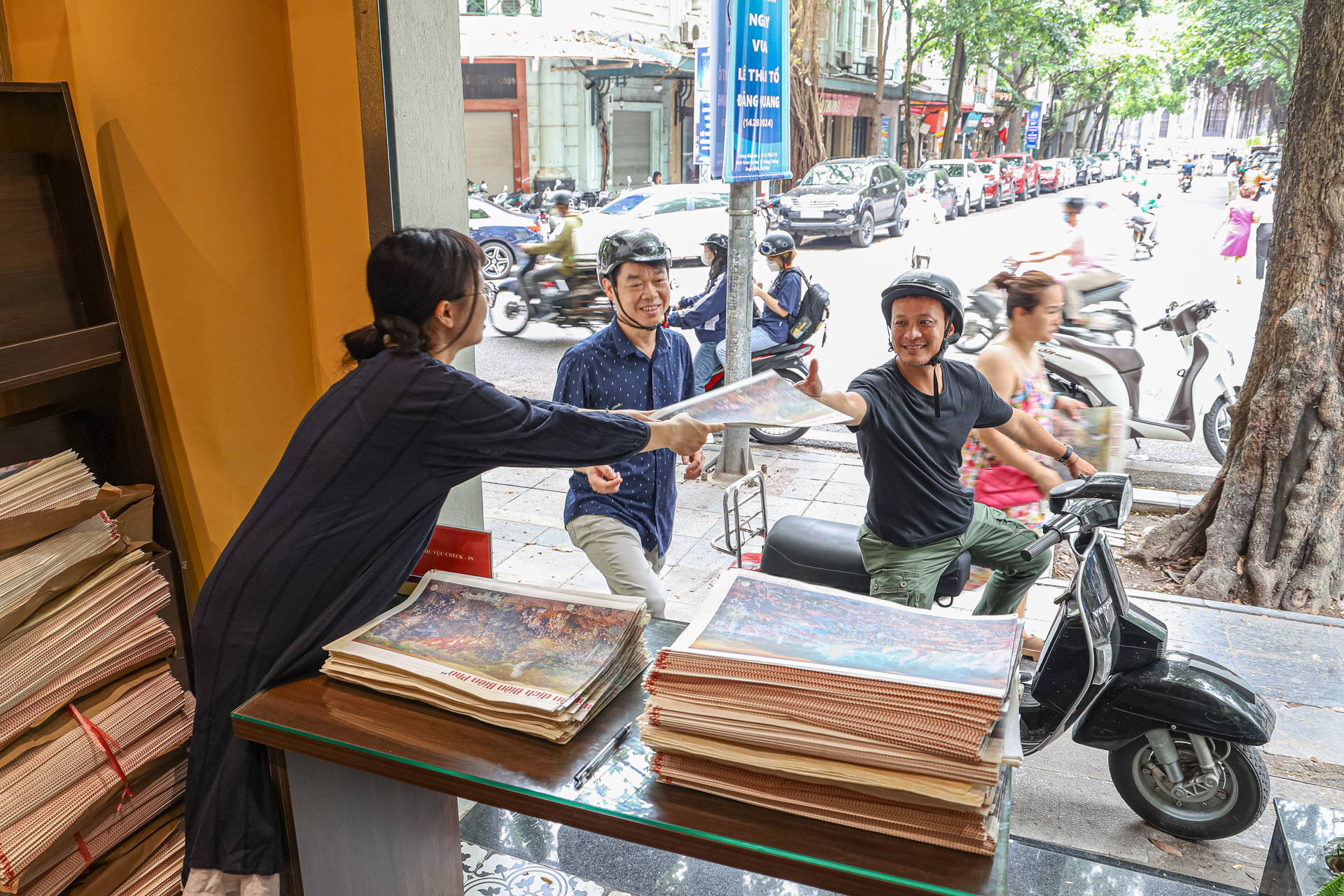 Độc giả ở ngoài địa bàn thành phố Hà Nội có thể đến trụ sở Cơ quan thường trú Báo Nhân Dân gần nhất tại các tỉnh, thành phố trên cả nước và cung cấp lịch sử website đã đọc nội dung trên báo điện tử để nhận phụ san.