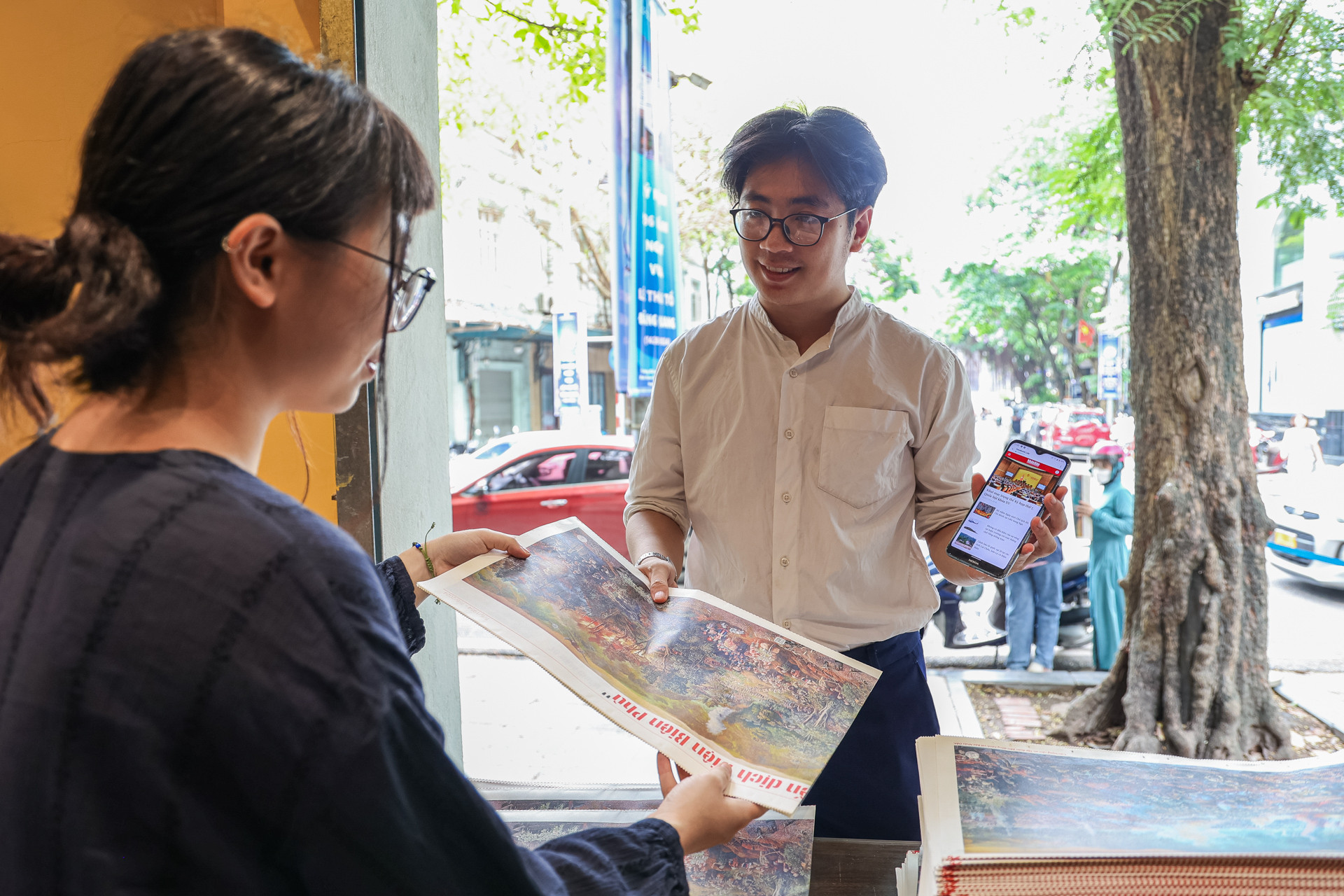 Theo đó, trong 8 trang thông tin đặc biệt mà bạn đọc nhận được có 4 trang in toàn bộ bức tranh panorama “Chiến dịch Điện Biên Phủ”, 4 trang tóm tắt diễn tiến 56 ngày đêm chiến dịch dưới dạng nhật ký bằng tiếng Việt và tiếng Anh.