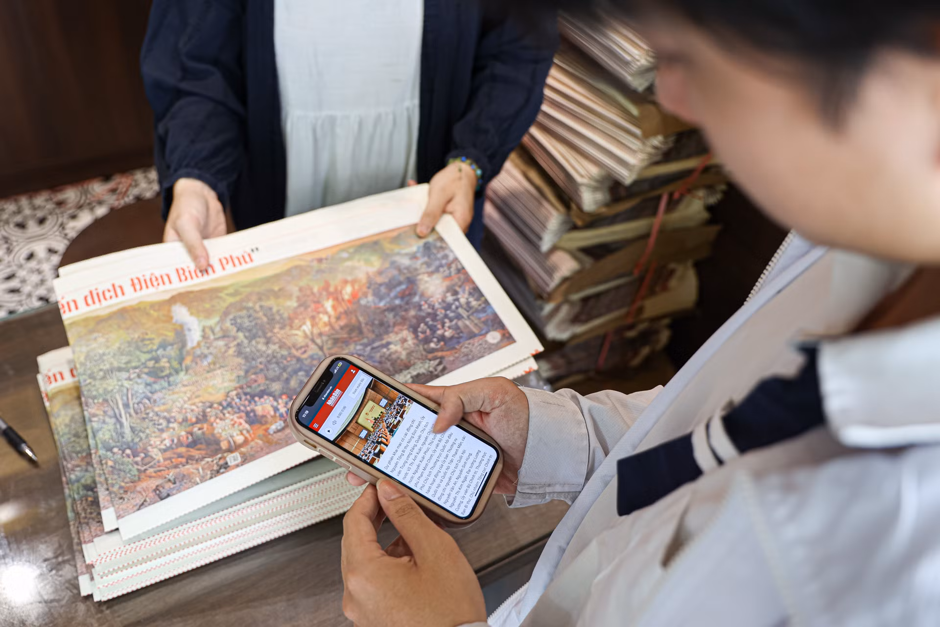 [Ảnh] Hà Nội: Hàng nghìn bản phụ san tranh panorama "Chiến dịch Điện Biên Phủ" đến tay độc giả Báo Nhân Dân ảnh 11