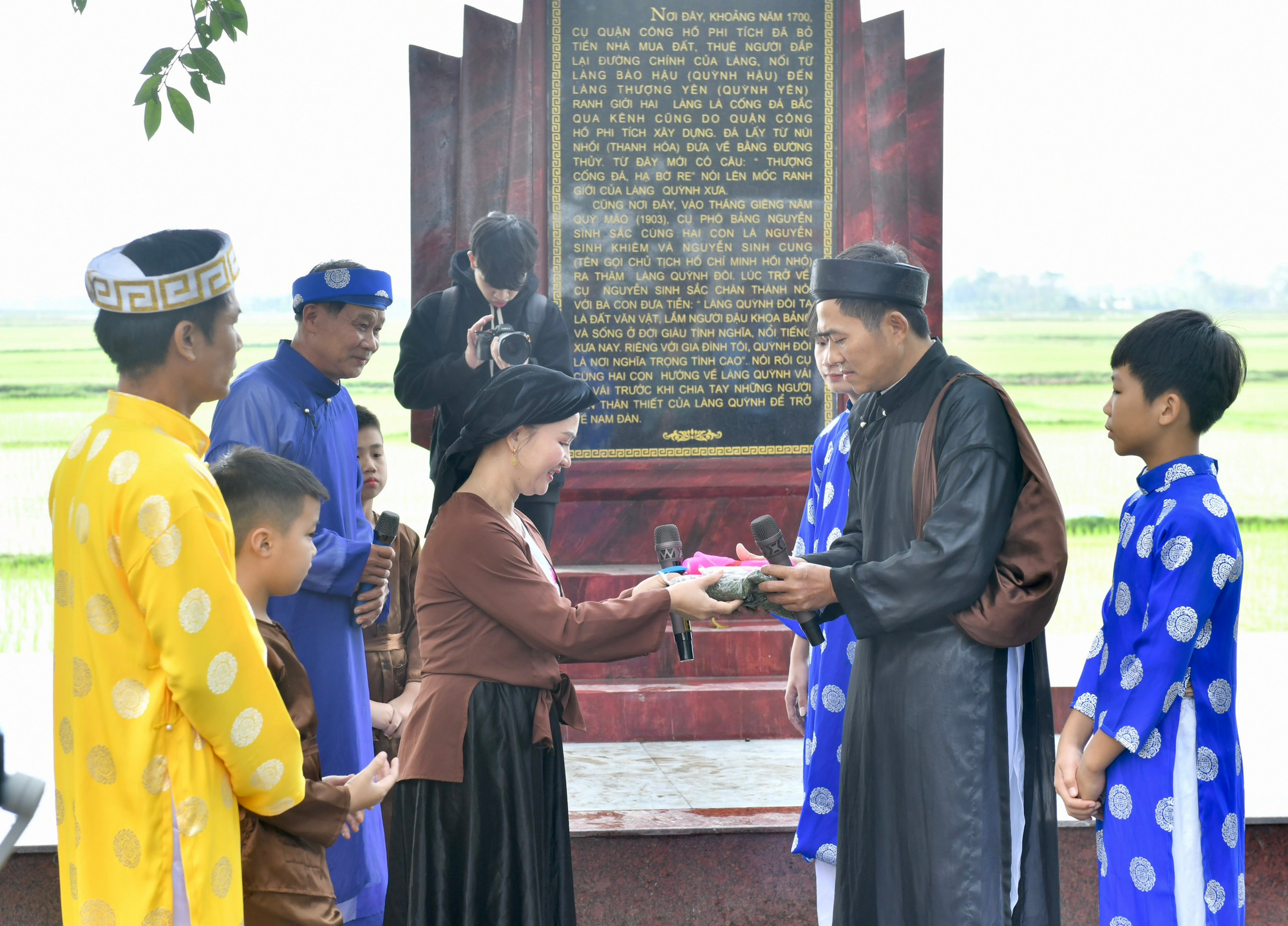 Một trong những điểm nhấn của tour "Làng cá gỗ - sau ánh hào quang" là tiểu phẩm "Người đã về đây", kể về những ngày ghé làng Quỳnh của Bác Hồ thuở niên thiếu. Dưới cổng làng, người dân làng Quỳnh dựng lại câu chuyện khi Người 13 tuổi, cùng anh trai Nguyễn Sinh Khiêm theo cha là cụ phó bảng Nguyễn Sinh Sắc về Quỳnh Đôi gặp các sĩ phu Nghệ Tĩnh bàn việc nước. Thông qua hoạt cảnh được dàn dựng giản dị, khách tham quan có thể cảm nhận được sự trân trọng, ngưỡng mộ và chân thành của người dân làng Quỳnh dành cho Bác Hồ.