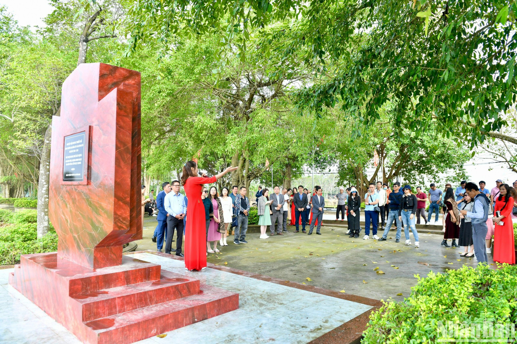 Ngay khi bước qua cổng làng, du khách sẽ được lắng nghe về lịch sử hình thành và truyền thống hiếu học của người Quỳnh Đôi. Ước tính từ năm 1378 đến 1918, khi bãi bỏ khoa thi bằng chữ Hán, Làng có 734 người đậu tú tài và cử nhân, 4 phó bảng, 7 tiến sỹ, 2 hoàng giáp, 1 thám hoa. Tiêu biểu là ông Hồ Sỹ Dương 3 lần thi đậu giải nguyên và nữ sĩ Hồ Xuân Hương - người được mệnh danh là "bà chúa thơ Nôm" của văn học Việt Nam.