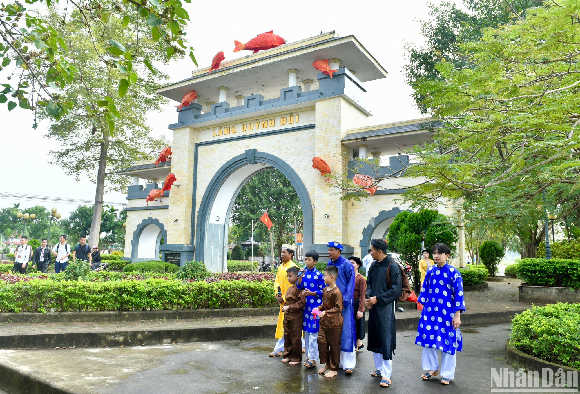 Làng Quỳnh Đôi thuộc xã Quỳnh Đôi, huyện Quỳnh Lưu, tỉnh Nghệ An, vốn nổi tiếng là "cái nôi" văn hóa lâu đời, có truyền thống hiếu học của vùng Bắc Trung Bộ. Vào thế kỷ XIV, các cụ Hồ Khai giao cho con trai trưởng là Hồ Hồng cùng Nguyễn Thạc và Hoàng Thánh đến đây khai cơ, lập ấp và đặt tên là "Thổ Đôi trang". Ba họ Hồ, Nguyễn, Hoàng cũng là 3 đại tộc ở làng Quỳnh. Đến năm 1528, vào thời nhà Mạc, nơi này được đổi tên thành Quỳnh Đôi. Tính tới nay, mảnh đất Quỳnh Đôi đã có hơn 640 năm hình thành và phát triển.