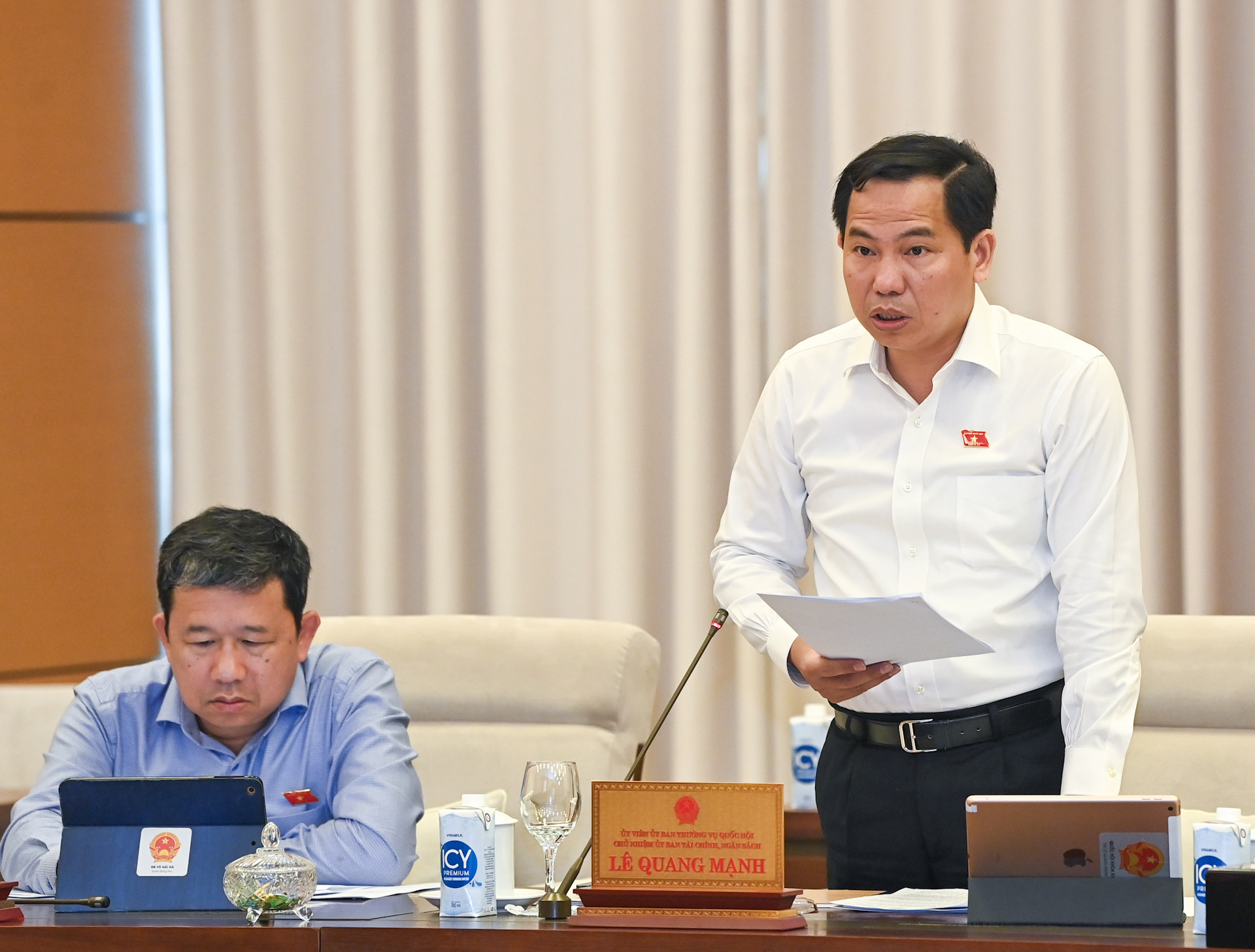 Chủ nhiệm Ủy ban Tài chính, Ngân sách Lê Quang Mạnh trình bày báo cáo thẩm tra về báo cáo ngân sách nhà nước.