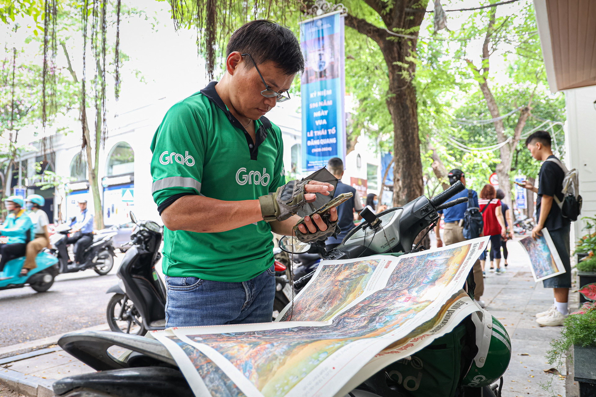 Tranh thủ quãng nghỉ ít ỏi trong giờ làm, anh Lưu Kỳ, trú tại quận Hoàng Mai dành thời gian trải nghiệm về trang thông tin đặc biệt kỷ niệm 70 năm Chiến thắng Điện Biên Phủ.