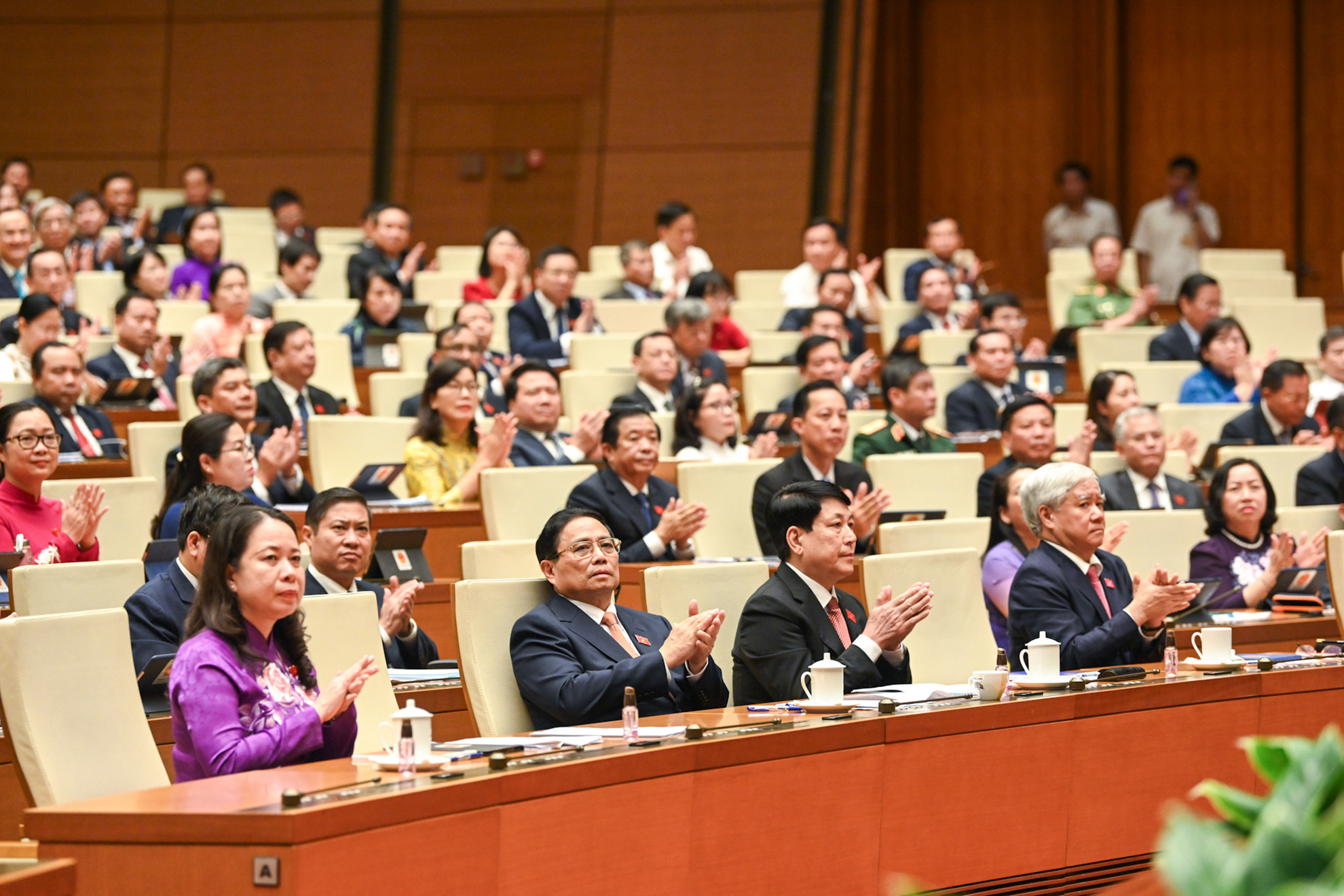 Quyền Chủ tịch nước Võ Thị Ánh Xuân; Thủ tướng Chính phủ Phạm Minh Chính; Thường trực Ban Bí thư, Chủ nhiệm Tổng cục Chính trị Quân đội nhân dân Việt Nam Lương Cường; Chủ tịch Ủy ban Trung ương Mặt trận Tổ quốc Việt Nam Đỗ Văn Chiến và các đại biểu Quốc hội tham dự lễ tuyên thệ nhậm chức Chủ tịch Quốc hội của đồng chí Trần Thanh Mẫn. Quyền Chủ tịch nước Võ Thị Ánh Xuân; Thủ tướng Chính phủ Phạm Minh Chính; Thường trực Ban Bí thư, Chủ nhiệm Tổng cục Chính trị Quân đội nhân dân Việt Nam Lương Cường; Chủ tịch Ủy ban Trung ương Mặt trận Tổ quốc Việt Nam Đỗ Văn Chiến và các đại biểu Quốc hội tham dự lễ tuyên thệ nhậm chức Chủ tịch Quốc hội của đồng chí Trần Thanh Mẫn.