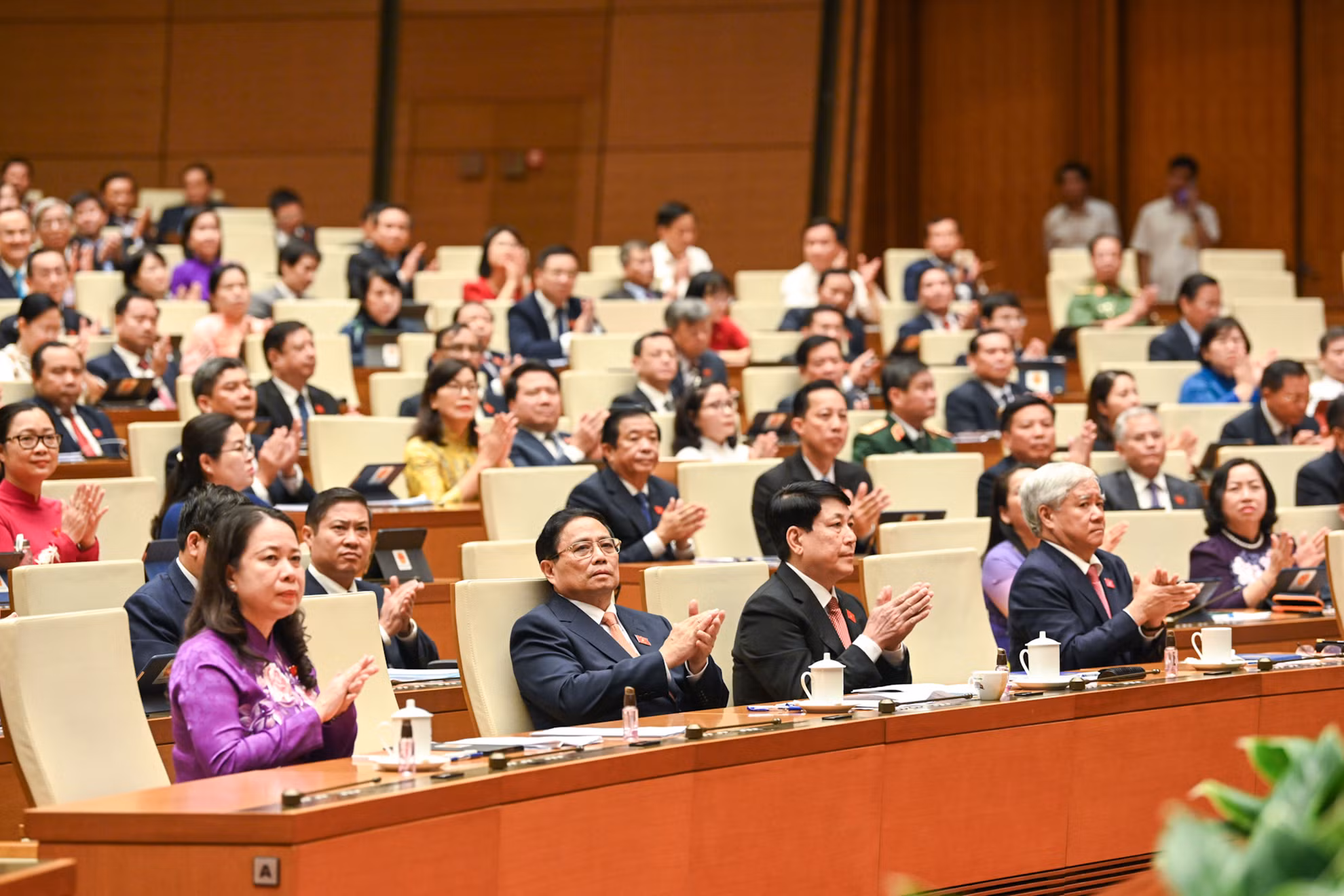 Quyền Chủ tịch nước Võ Thị Ánh Xuân; Thủ tướng Chính phủ Phạm Minh Chính; Thường trực Ban Bí thư, Chủ nhiệm Tổng cục Chính trị Quân đội nhân dân Việt Nam Lương Cường; Chủ tịch Ủy ban Trung ương Mặt trận Tổ quốc Việt Nam Đỗ Văn Chiến và các đại biểu Quốc hội tham dự lễ tuyên thệ nhậm chức Chủ tịch Quốc hội của đồng chí Trần Thanh Mẫn.