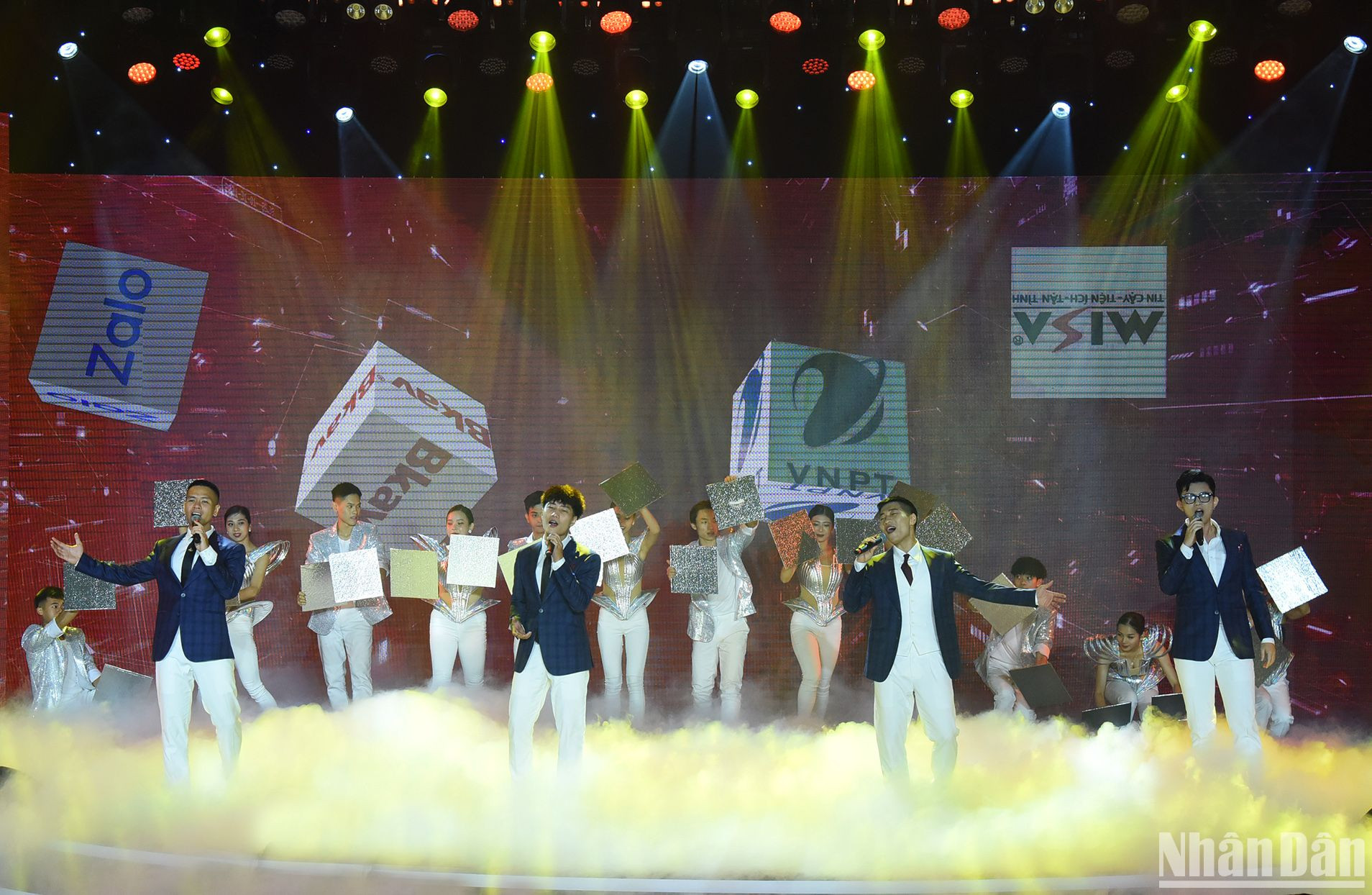 Biểu diễn nghệ thuật tại chương trình.