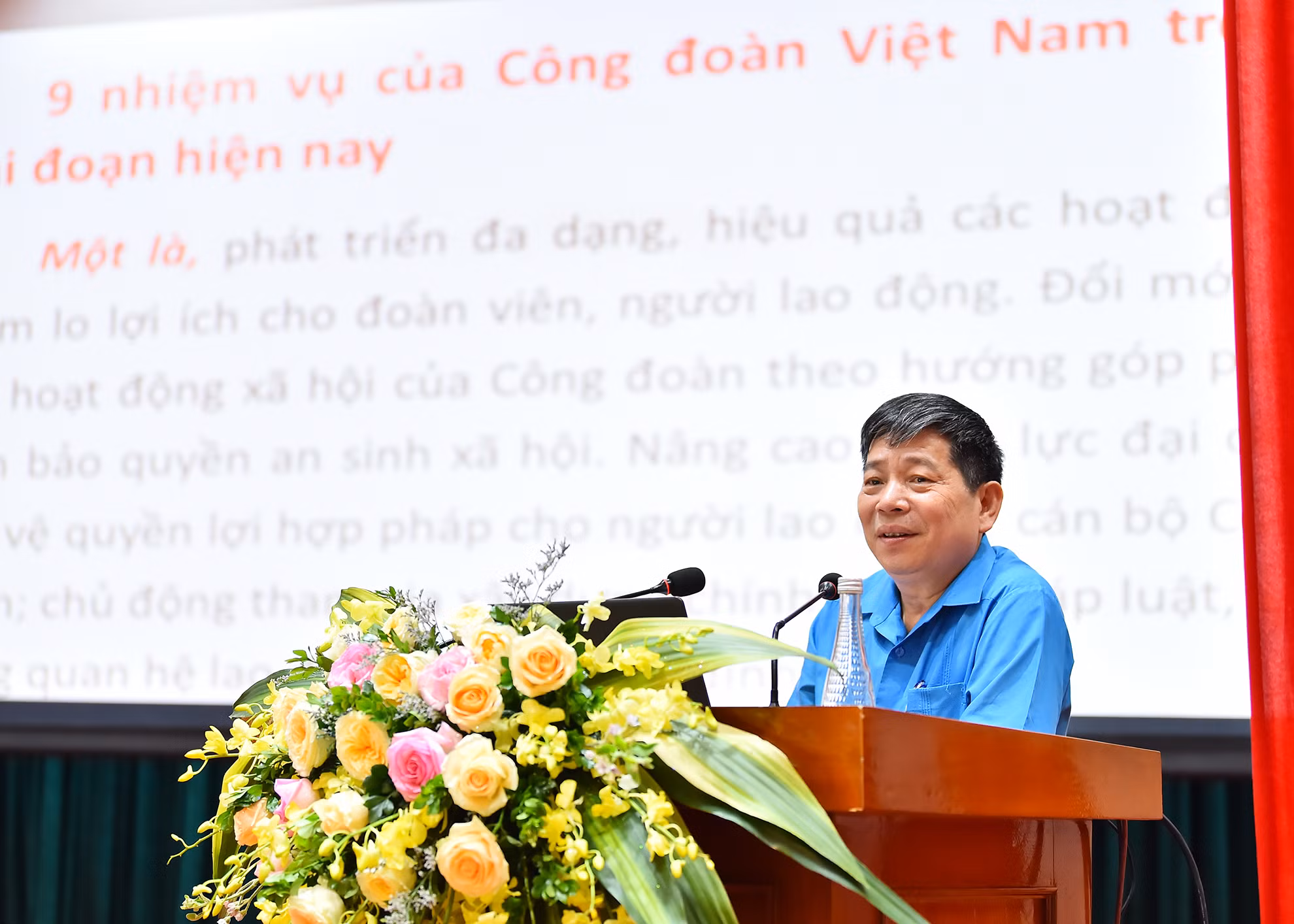 Phó Chủ tịch Thường trực Công đoàn Viên chức Việt Nam Nguyễn Văn Đông truyền đạt những nội dung quan trọng tới các đồng chí cán bộ Công đoàn Báo Nhân Dân.