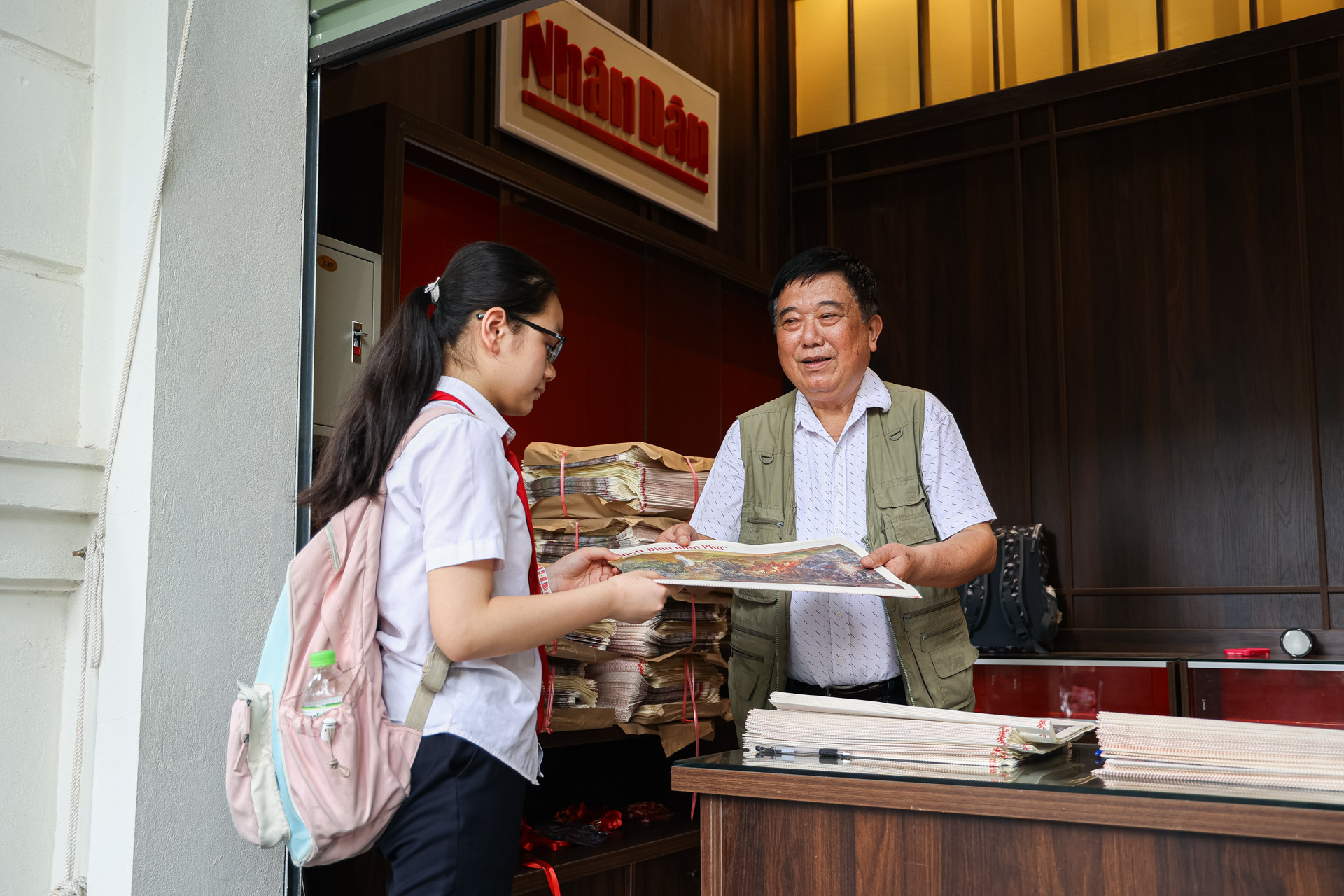 Ứng Ngân Hà, học sinh lớp 6H, Trường trung học cơ sở Hoàn Kiếm chia sẻ: "Em biết thông tin phát báo qua Tiktok, vì muốn sưu tầm bức tranh panorama này nên đã nhờ bố chở đến đây ngay khi kết thúc giờ học trên lớp".