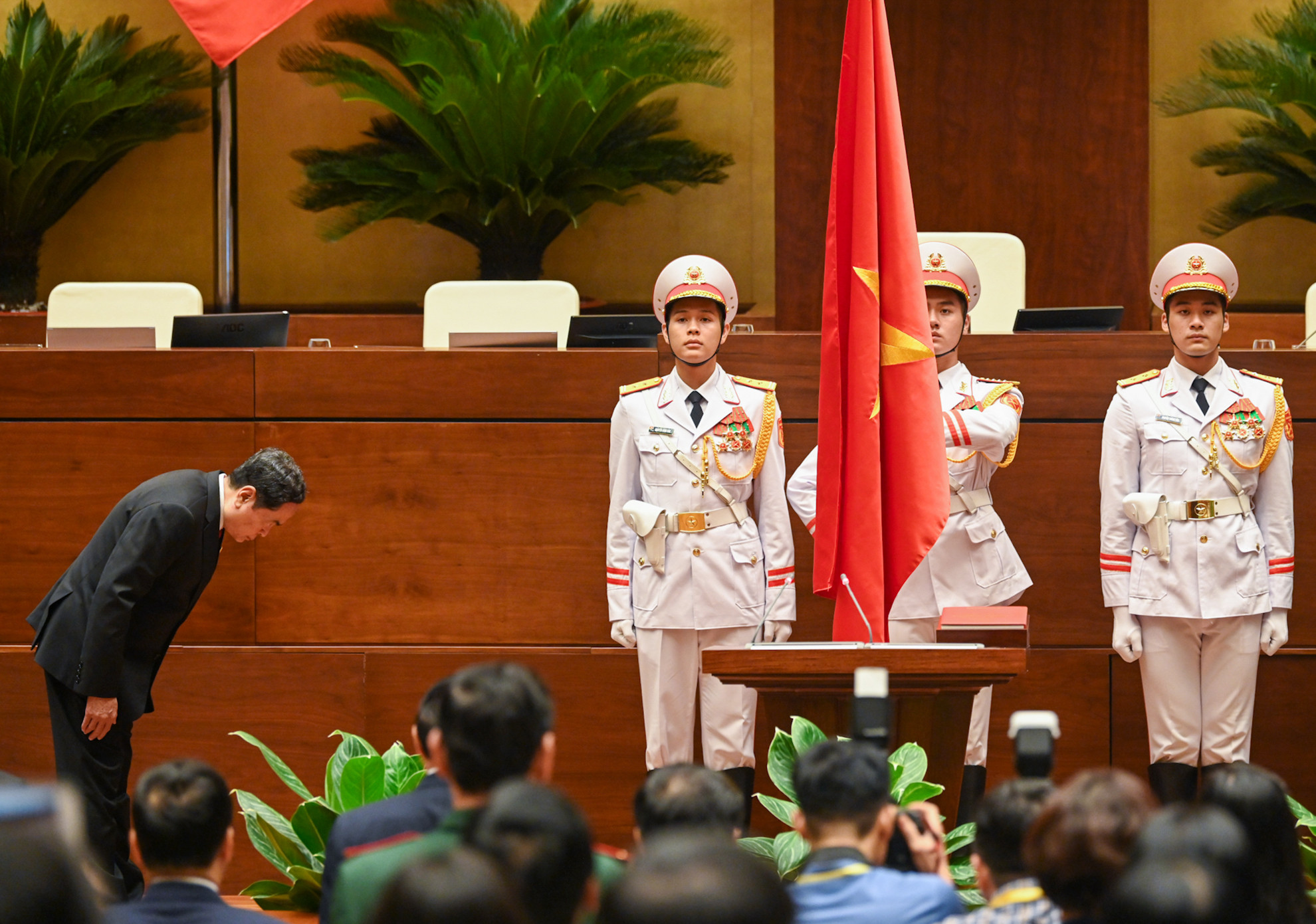 Chủ tịch Quốc hội Trần Thanh Mẫn thực hiện nghi lễ tuyên thệ nhậm chức. Chủ tịch Quốc hội Trần Thanh Mẫn thực hiện nghi lễ tuyên thệ nhậm chức.