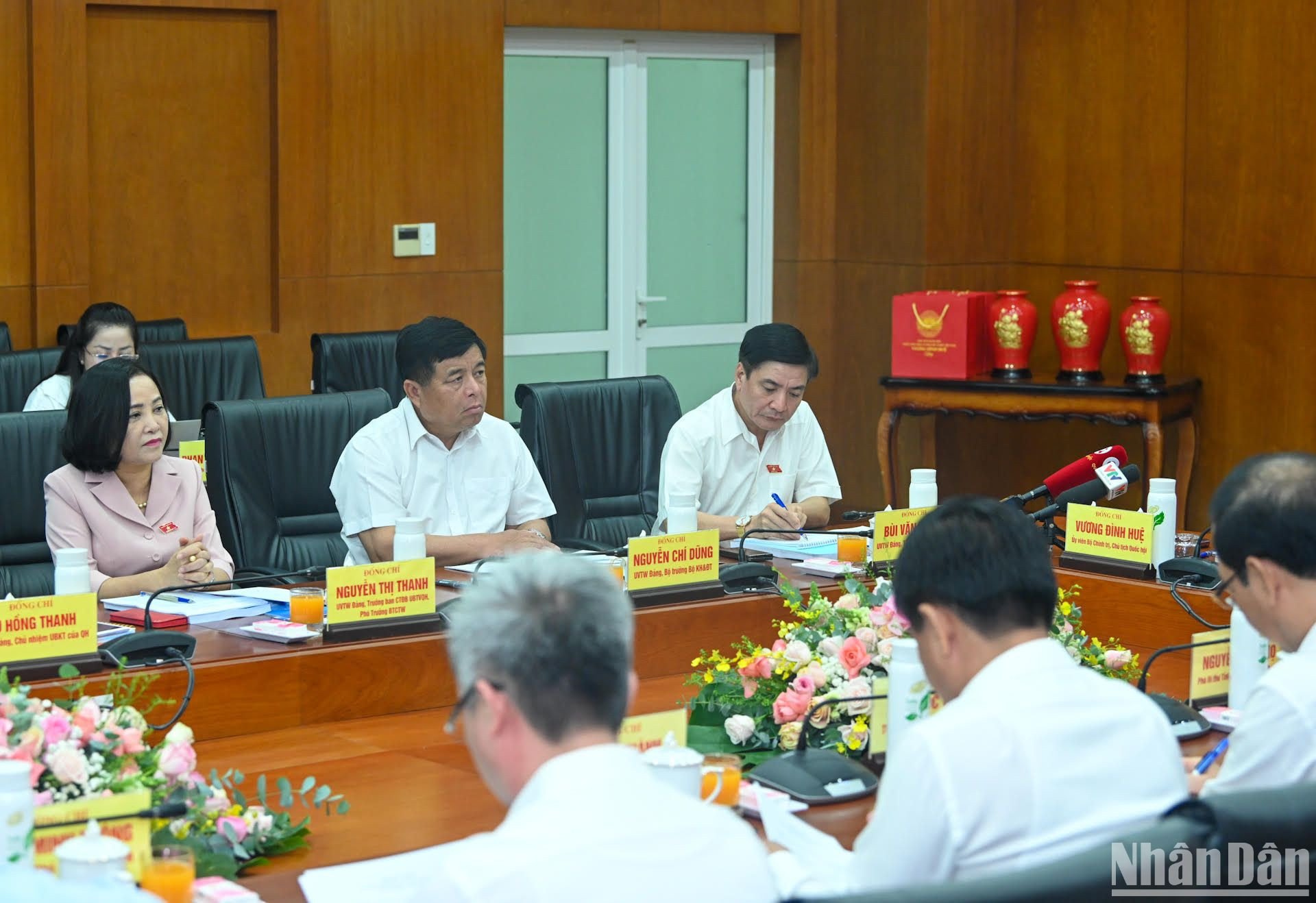 Các đồng chí Ủy viên Ủy ban Thường vụ Quốc hội, lãnh đạo các Bộ và các đại biểu dự buổi làm việc.