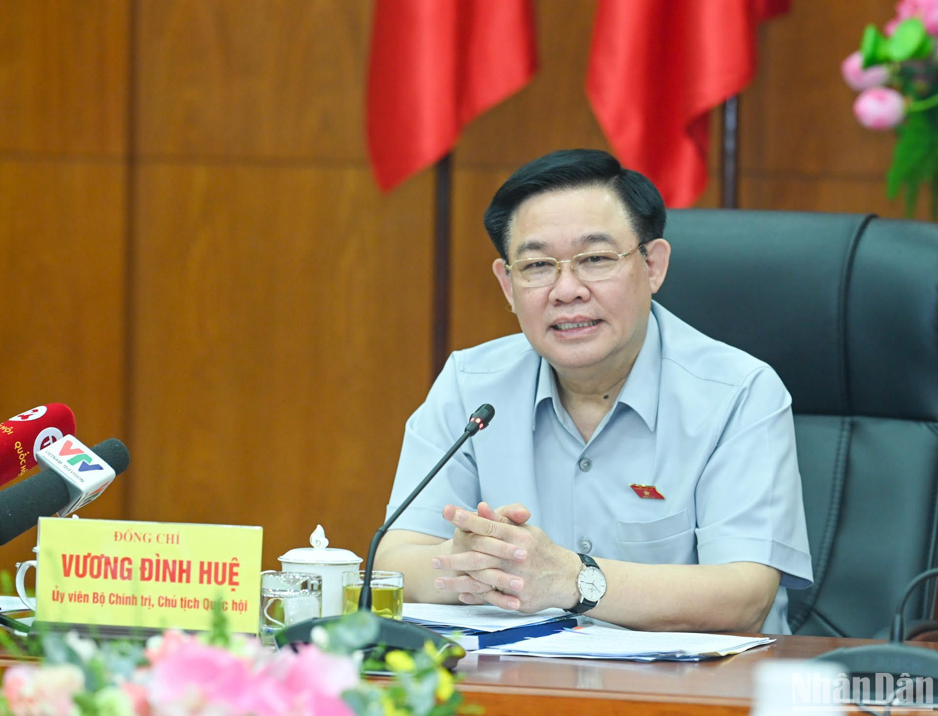 Chủ tịch Quốc hội Vương Đình Huệ phát biểu mở đầu, gợi mở các nội dung thảo luận tại buổi làm việc.