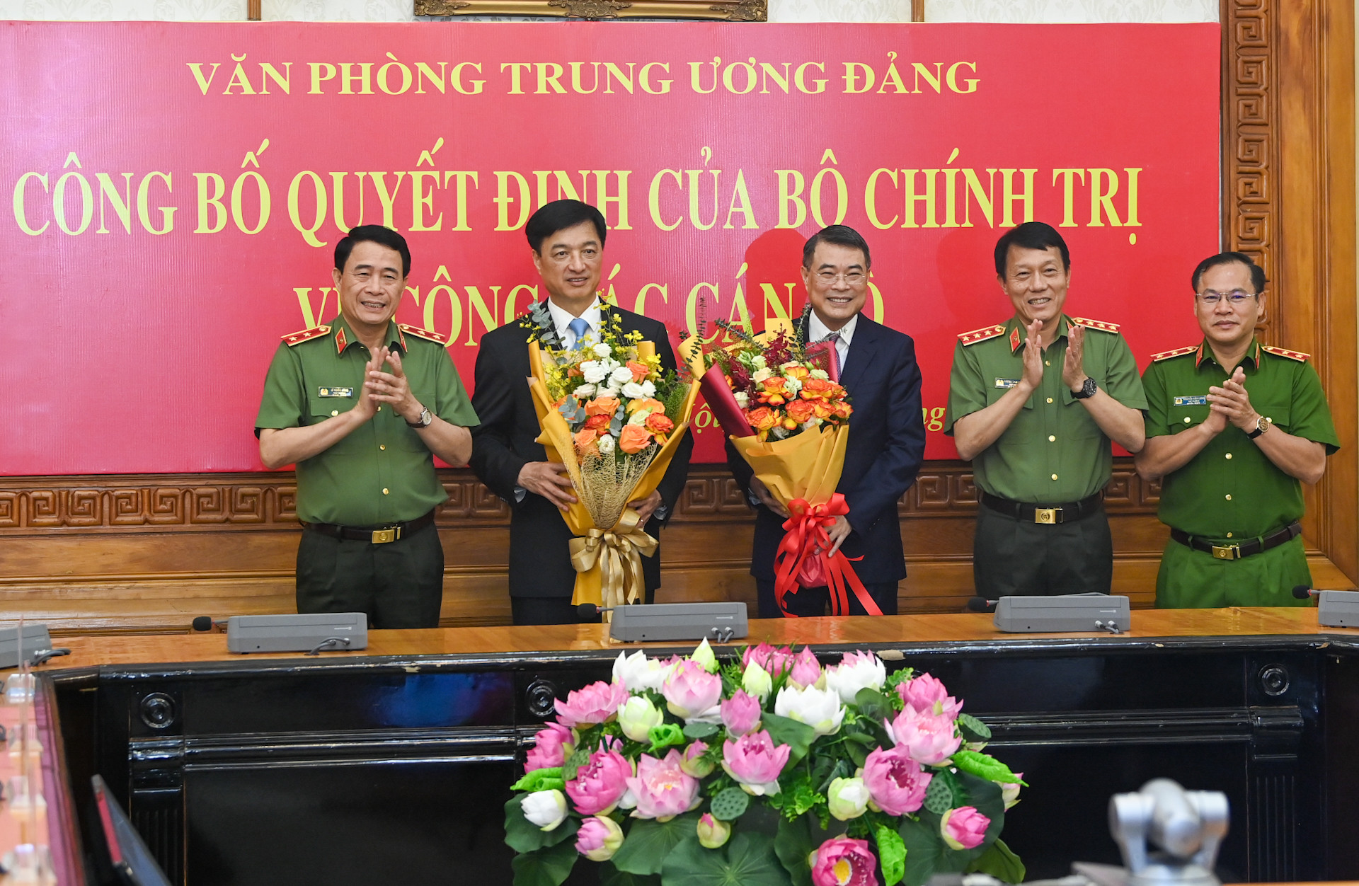 Lãnh đạo Bộ Công an tặng hoa chúc mừng Trưởng Ban Tổ chức Trung ương Lê Minh Hưng và Chánh Văn phòng Trung ương Đảng Nguyễn Duy Ngọc.