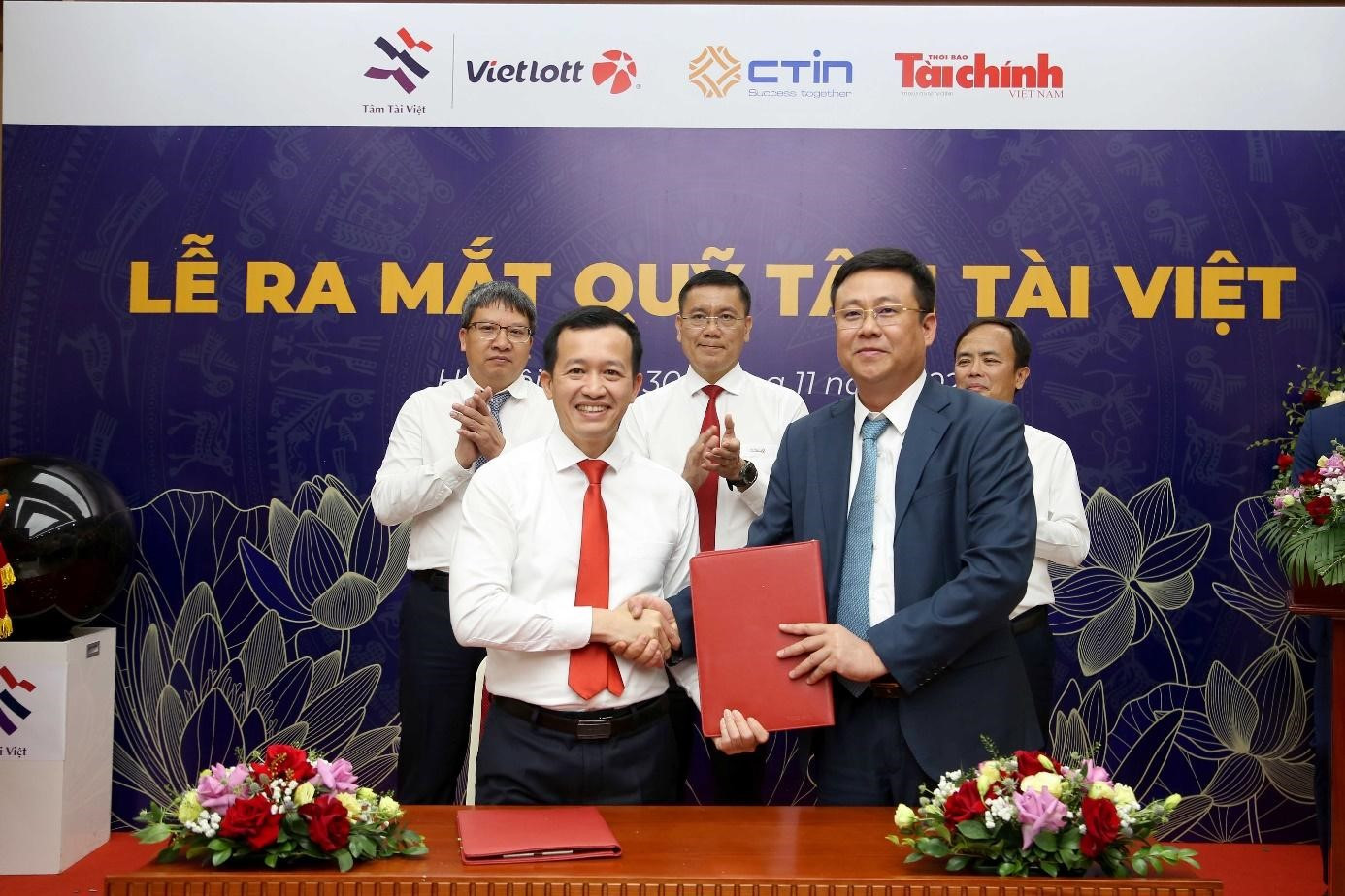 Ông Phạm Thu Phong, Phó Chủ tịch Hội đồng quản lý Quỹ Tâm Tài Việt thay mặt Quỹ trao 1 tỷ đồng đến bà Nguyễn Ngọc Thư, Giám đốc Sở Giáo dục và Đào tạo tỉnh Cao Bằng.