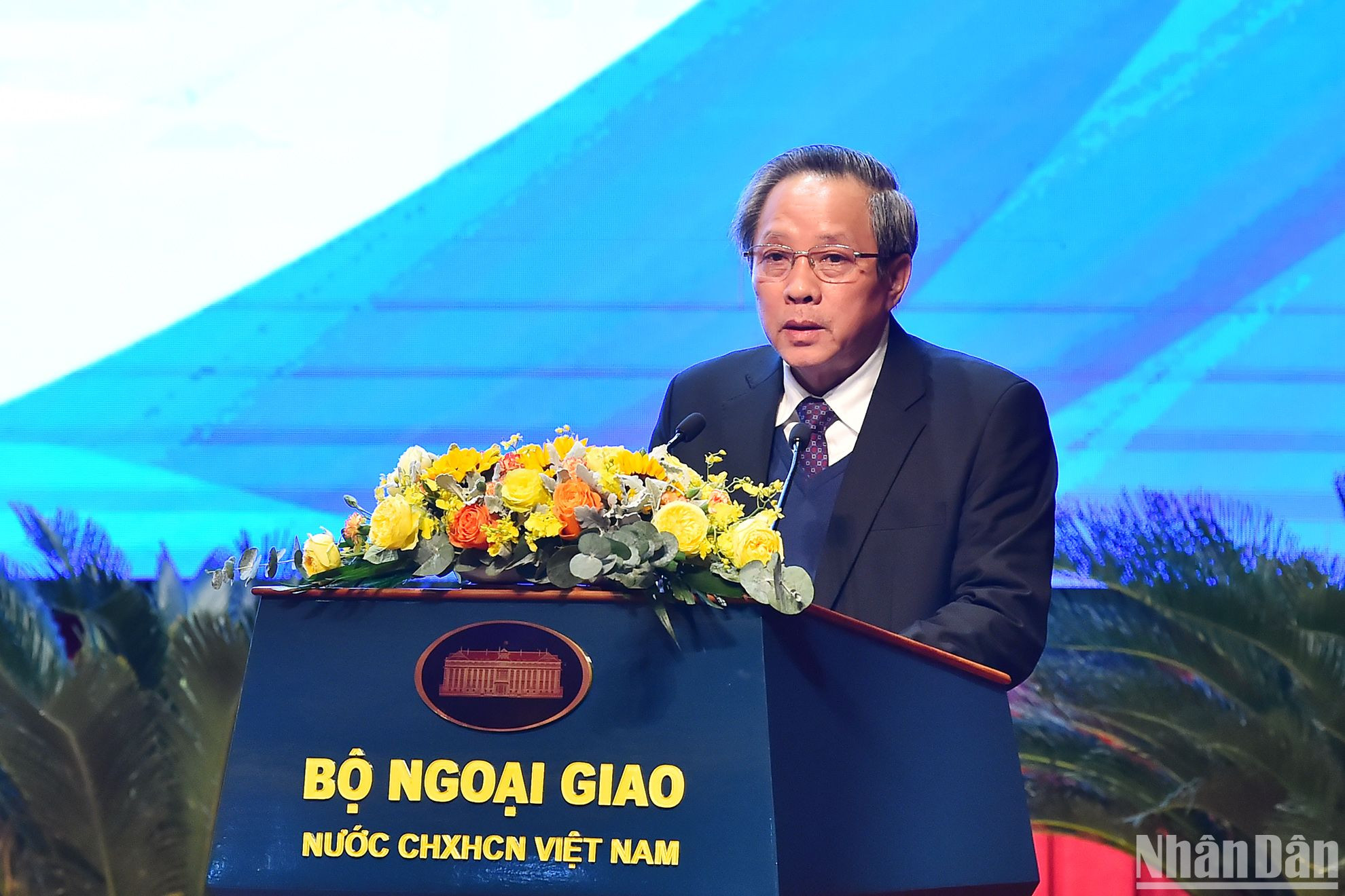 Phó Trưởng Ban Tổ chức Trung ương Hoàng Đăng Quangtrình bày tham luận tại phiên họp.