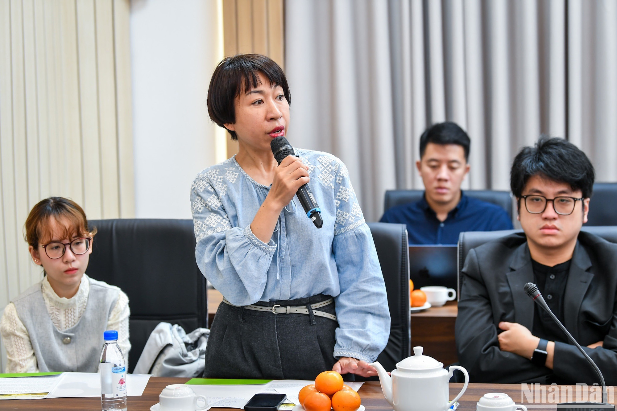 Phóng viên các cơ quan báo chí đặt câu hỏi cho Ban Tổ chức.