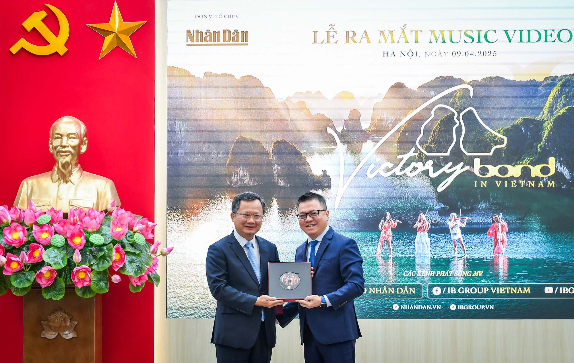 Tổng Biên tập Báo Nhân Dân Lê Quốc Minh trao tặng MV cho Phó Chủ tịch Ủy ban nhân dân tỉnh Quảng Ninh Cao Tường Huy.